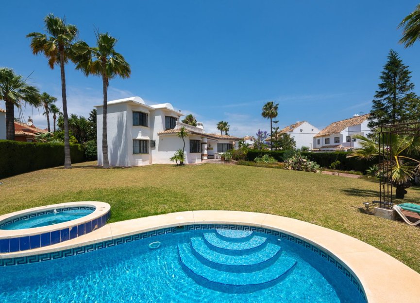 Resale - House - Detached Villa - Estepona - Estepona Centro