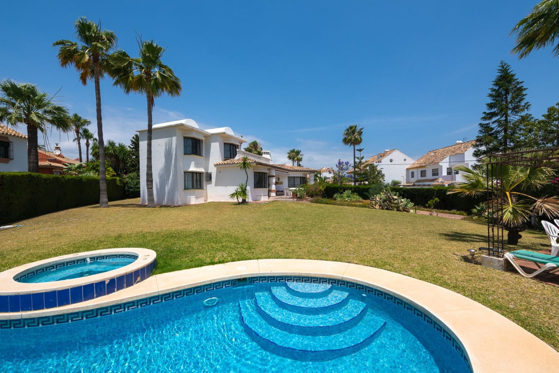 Resale - House - Detached Villa - Estepona - Estepona Centro