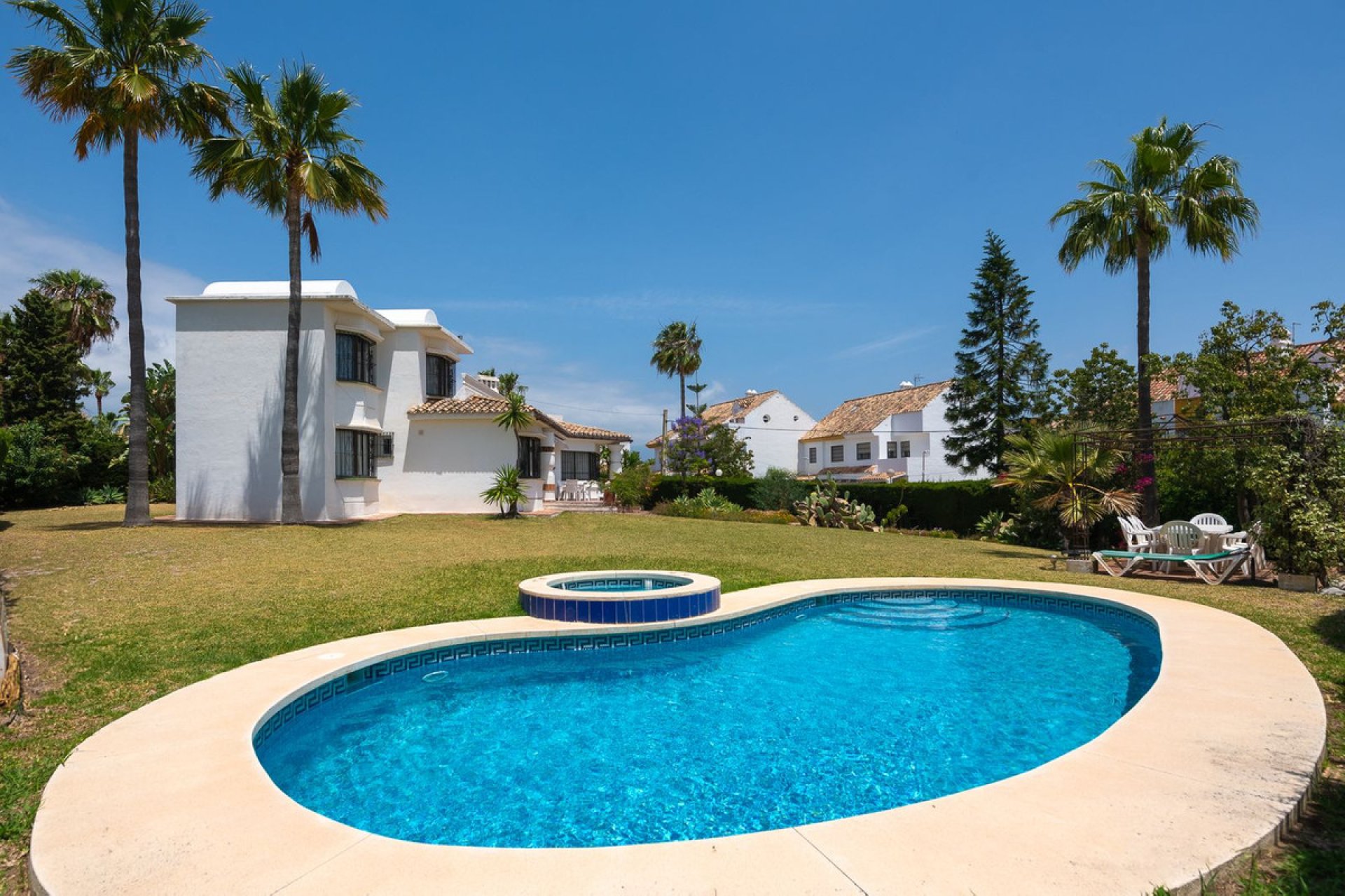 Resale - House - Detached Villa - Estepona - Estepona Centro