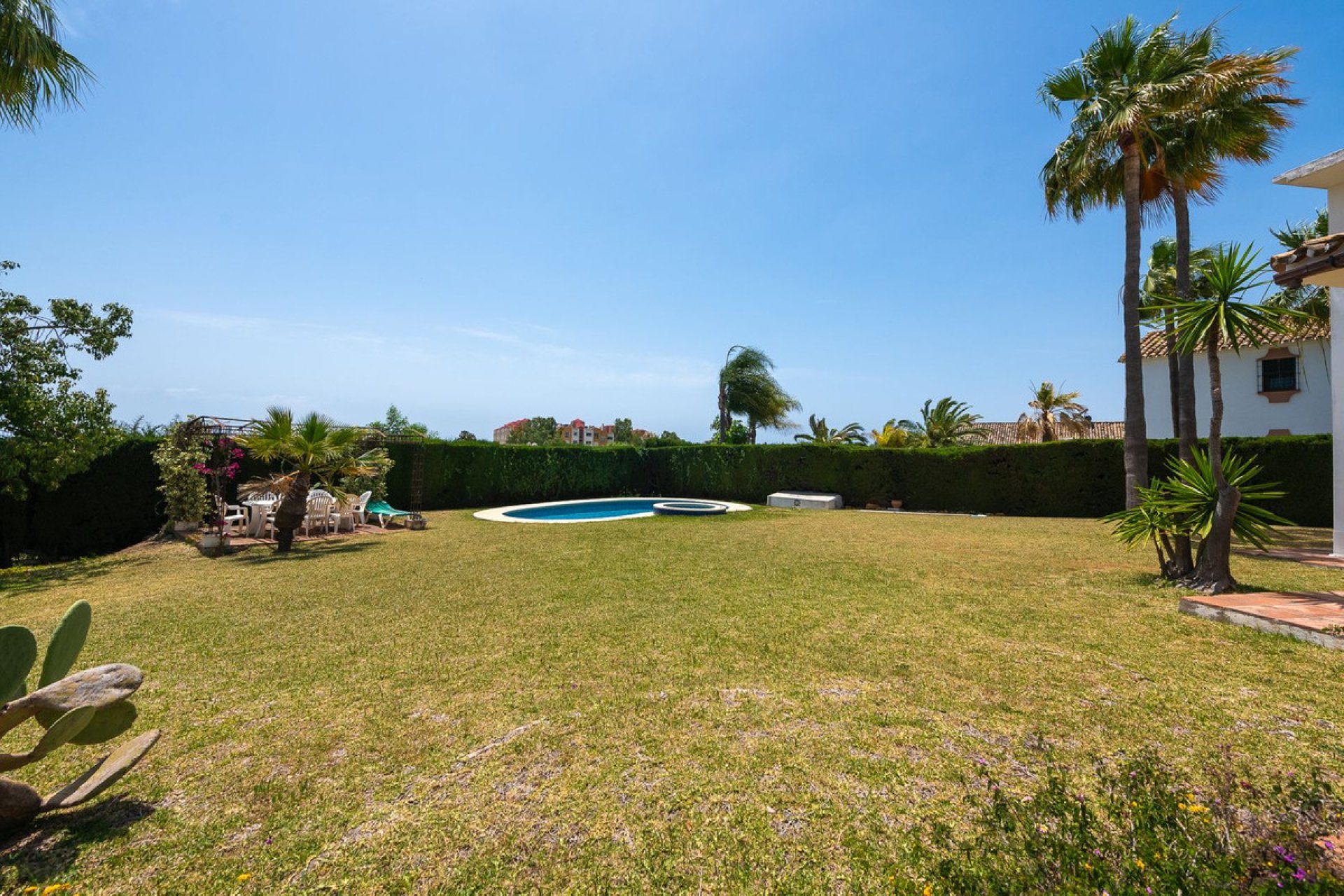 Resale - House - Detached Villa - Estepona - Estepona Centro