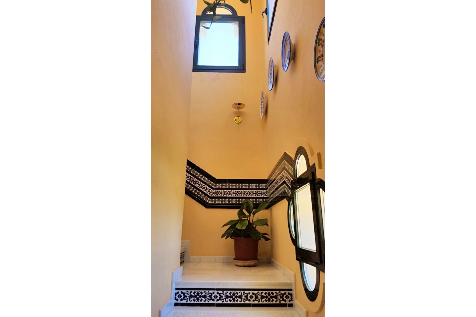 Resale - House - Detached Villa - Estepona - Estepona Centro