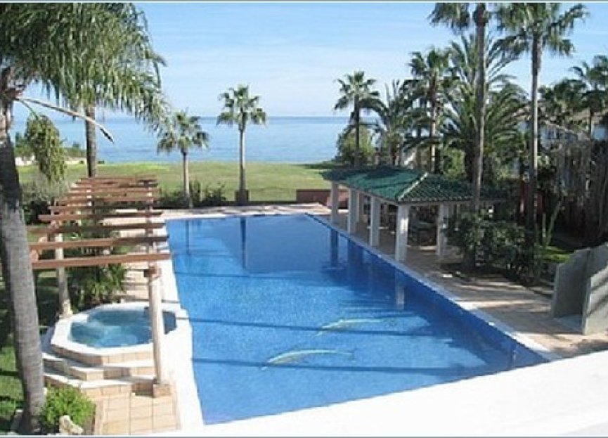 Resale - House - Detached Villa - Estepona - Estepona Centro