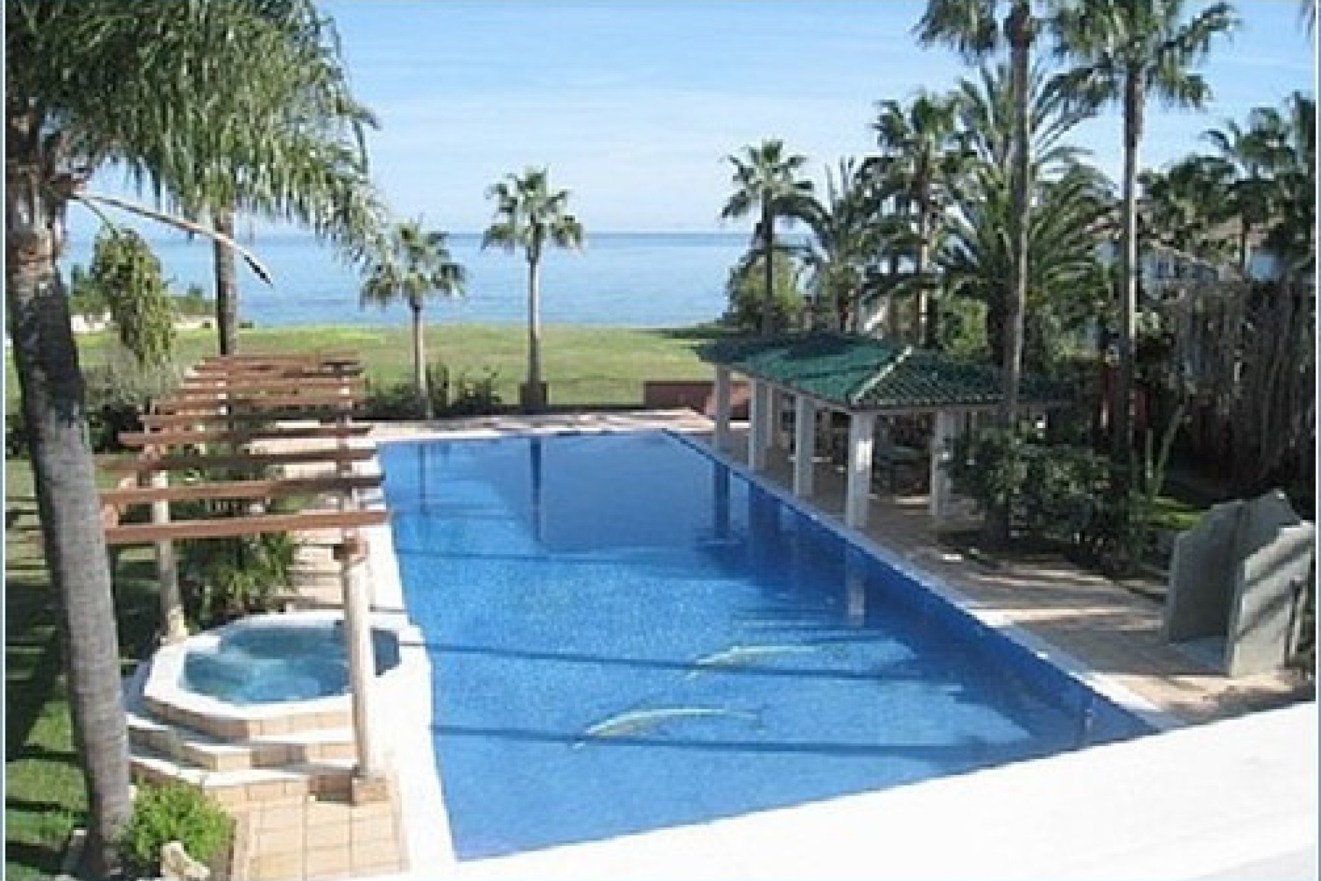 Resale - House - Detached Villa - Estepona - Estepona Centro