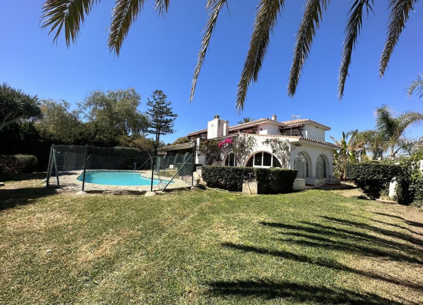 Resale - House - Detached Villa - Estepona - Estepona Centro