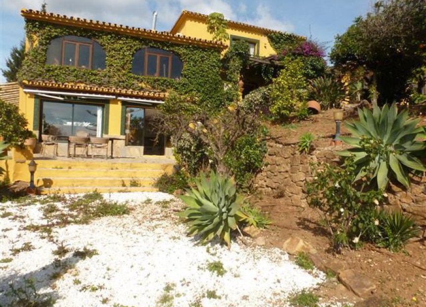 Resale - House - Detached Villa - Estepona - Estepona Centro