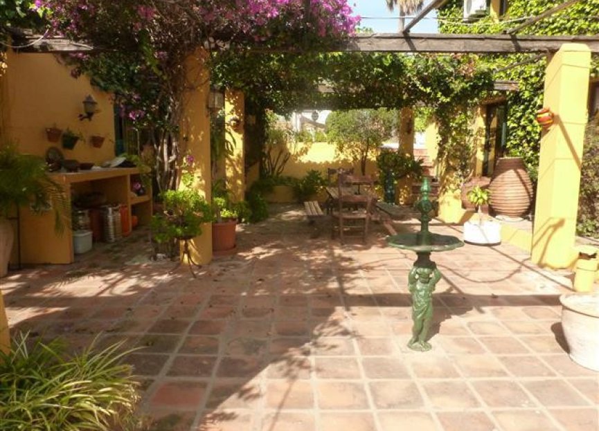 Resale - House - Detached Villa - Estepona - Estepona Centro