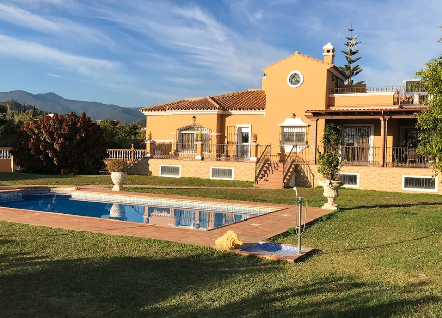 Resale - House - Detached Villa - Estepona - Estepona Centro