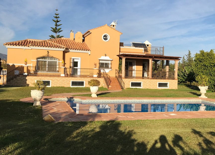 Resale - House - Detached Villa - Estepona - Estepona Centro