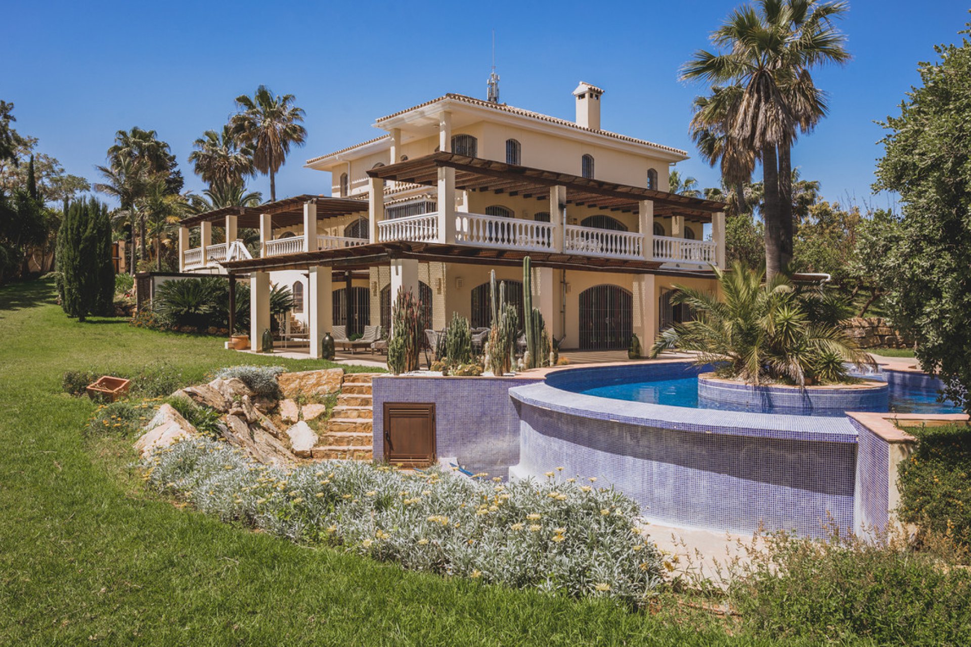 Resale - House - Detached Villa - Estepona - Estepona Centro