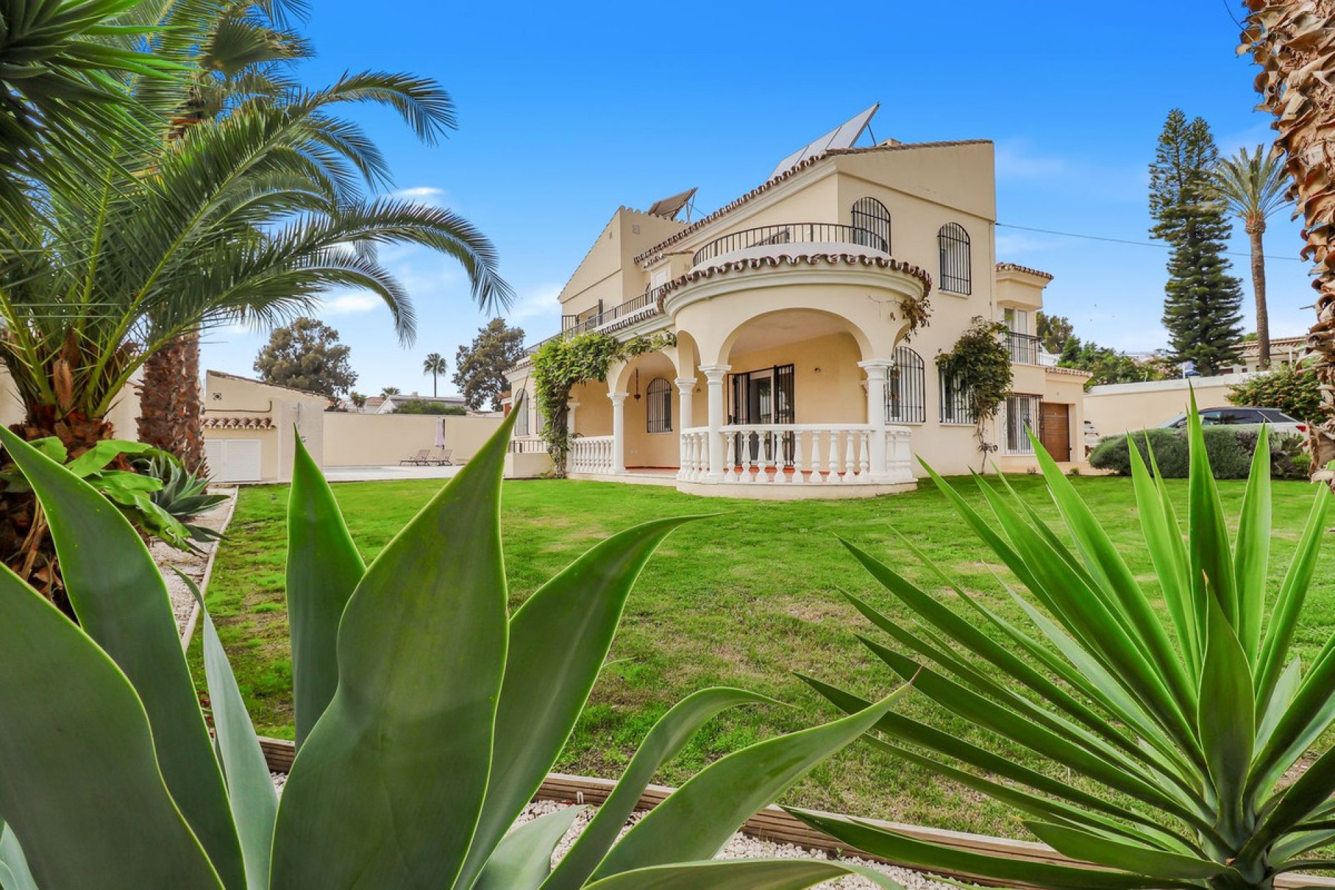 Resale - House - Detached Villa - Estepona - Estepona Centro