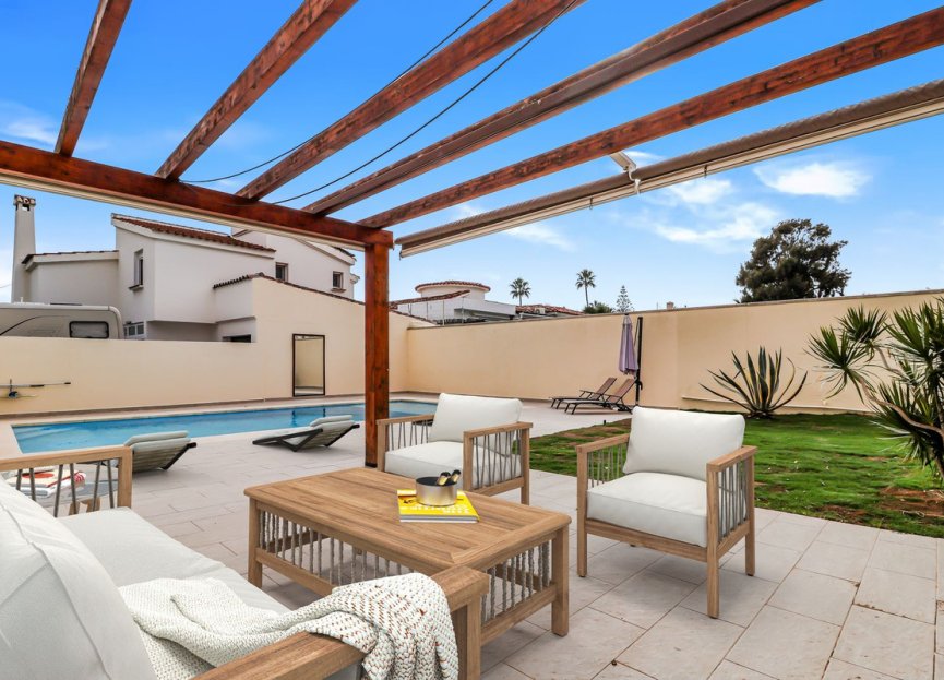 Resale - House - Detached Villa - Estepona - Estepona Centro