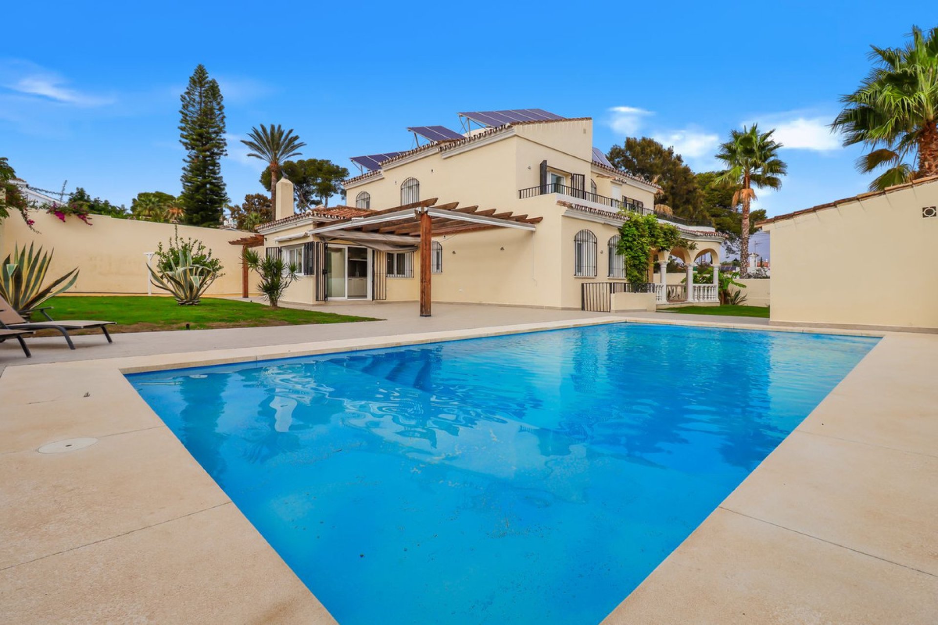 Resale - House - Detached Villa - Estepona - Estepona Centro