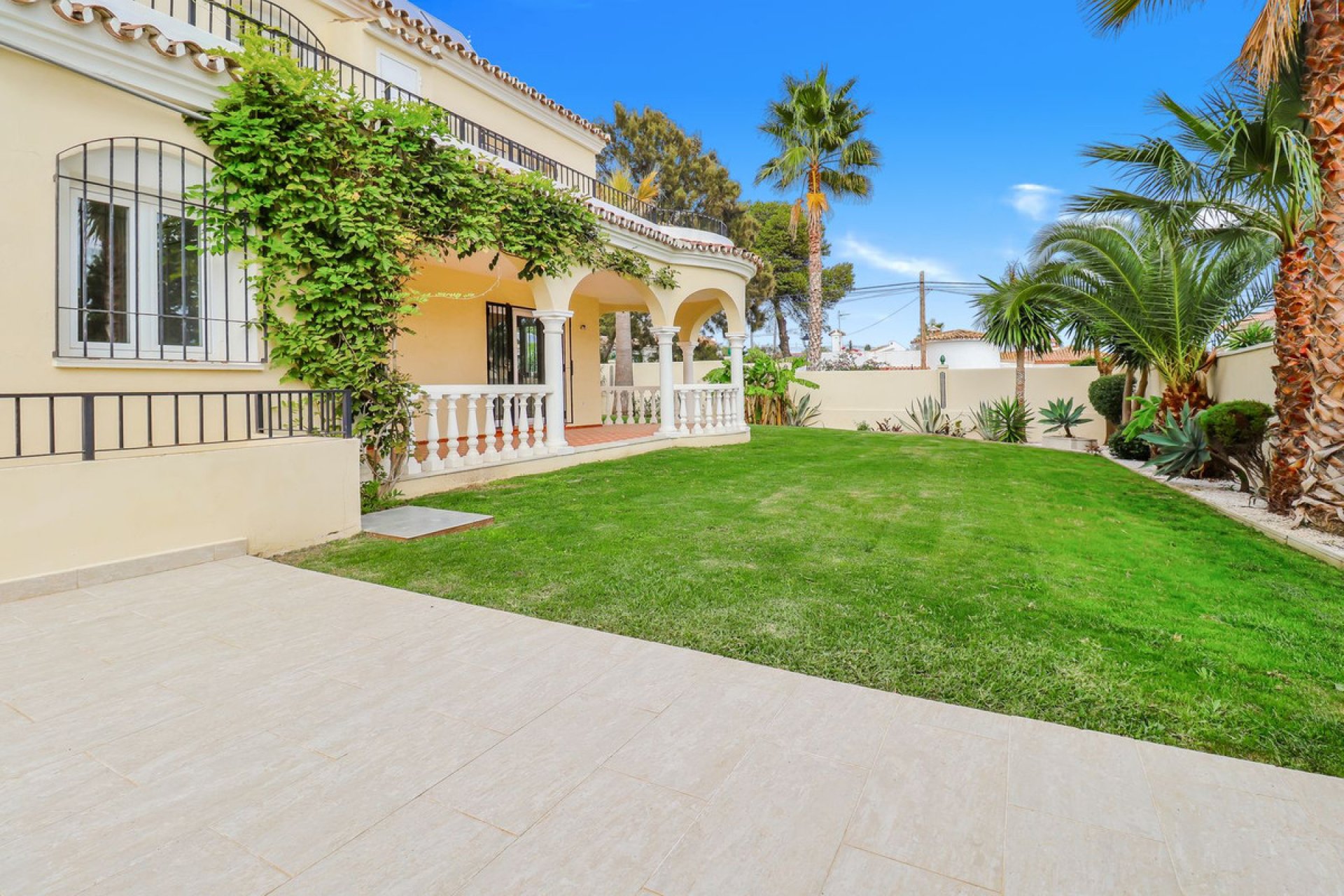 Resale - House - Detached Villa - Estepona - Estepona Centro