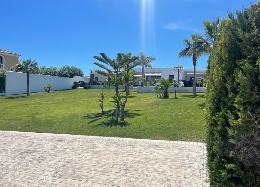 Resale - House - Detached Villa - Estepona - Estepona Centro