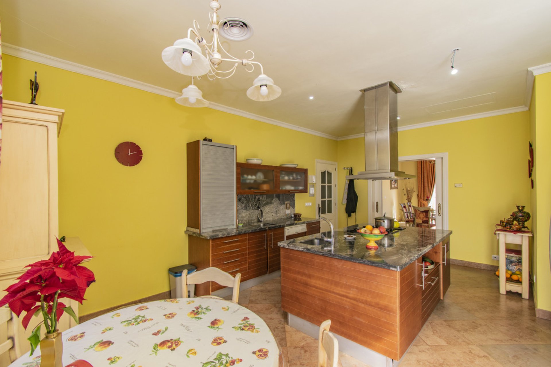 Resale - House - Detached Villa - Estepona - Estepona Centro