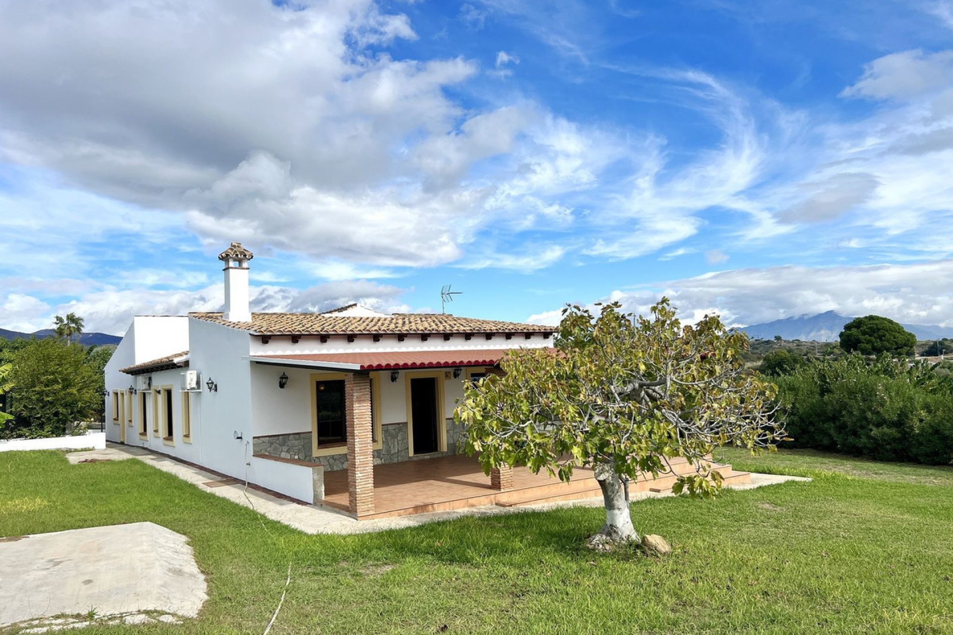 Resale - House - Detached Villa - Estepona - Estepona Centro