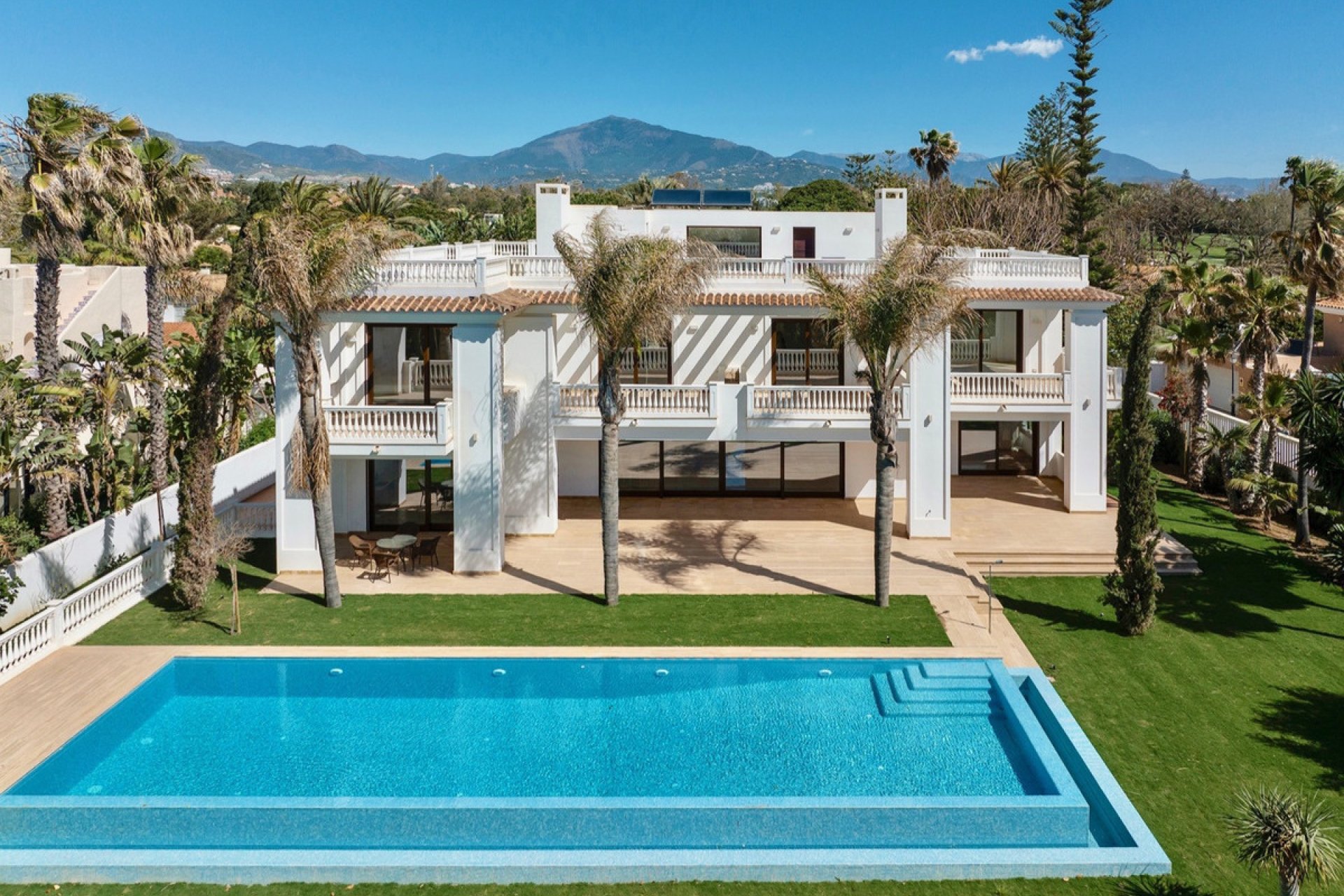 Resale - House - Detached Villa - Estepona - Estepona Centro