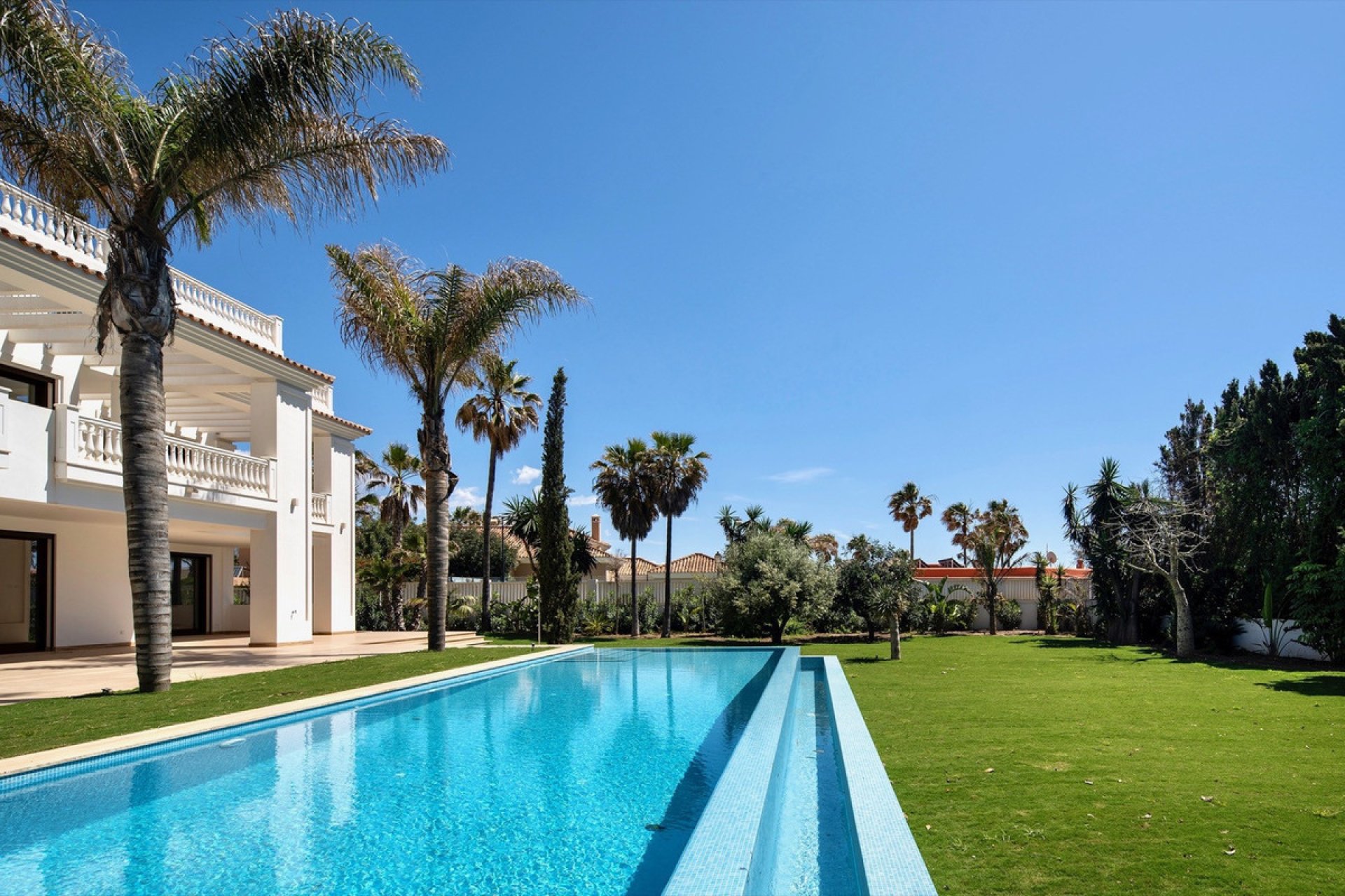 Resale - House - Detached Villa - Estepona - Estepona Centro