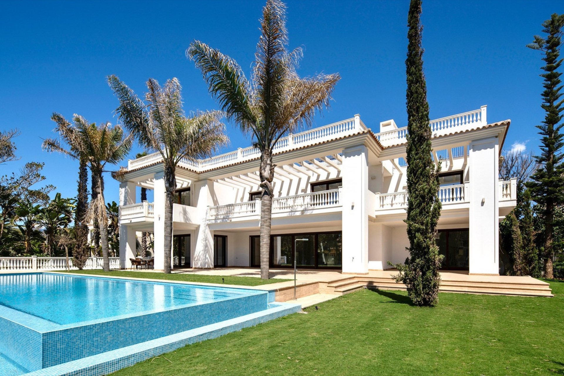 Resale - House - Detached Villa - Estepona - Estepona Centro