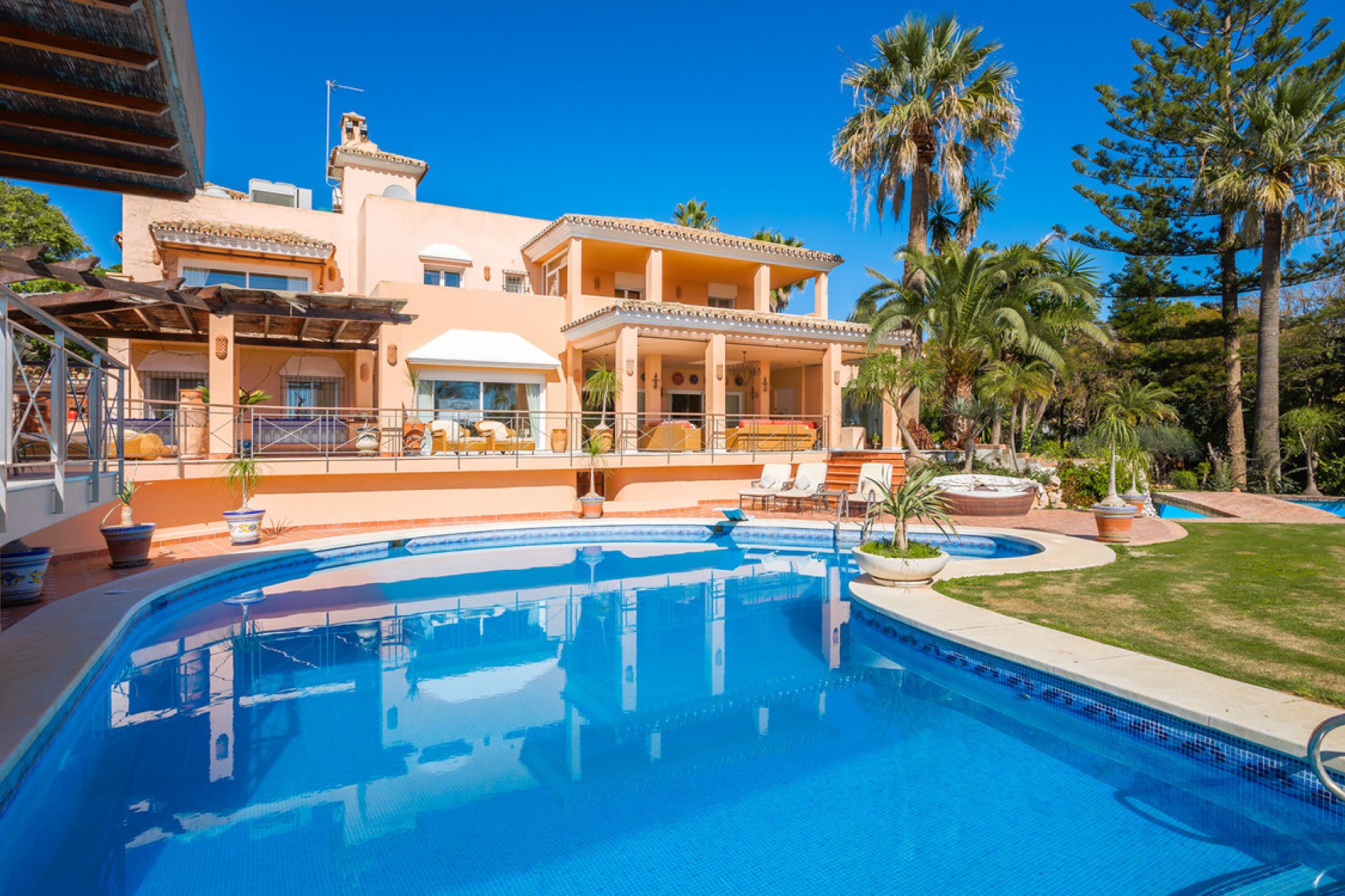 Resale - House - Detached Villa - Estepona - Estepona Centro