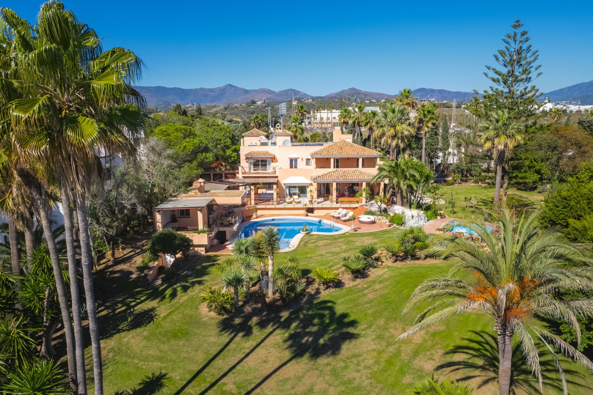 Resale - House - Detached Villa - Estepona - Estepona Centro