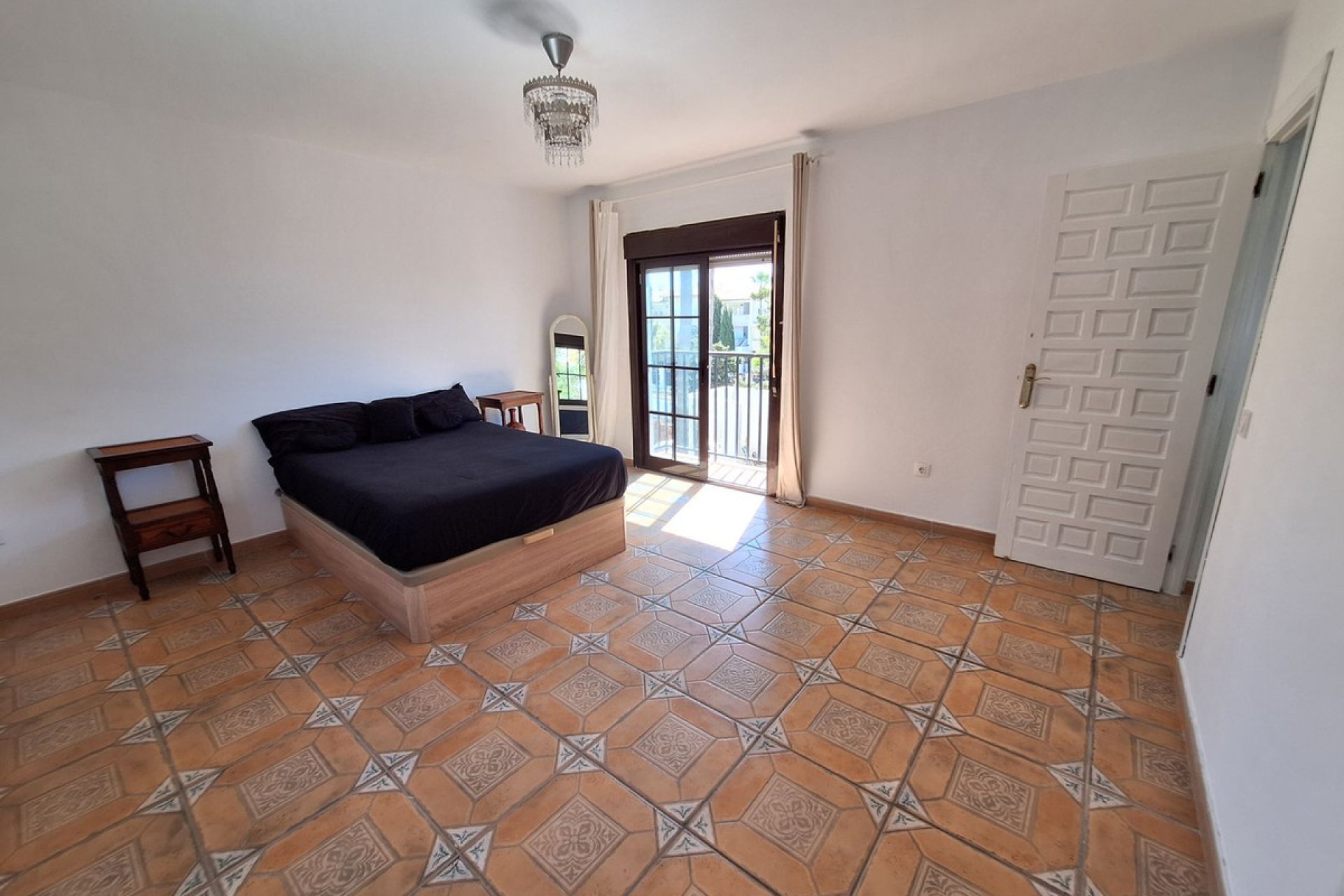 Resale - House - Detached Villa - Estepona - Estepona Centro