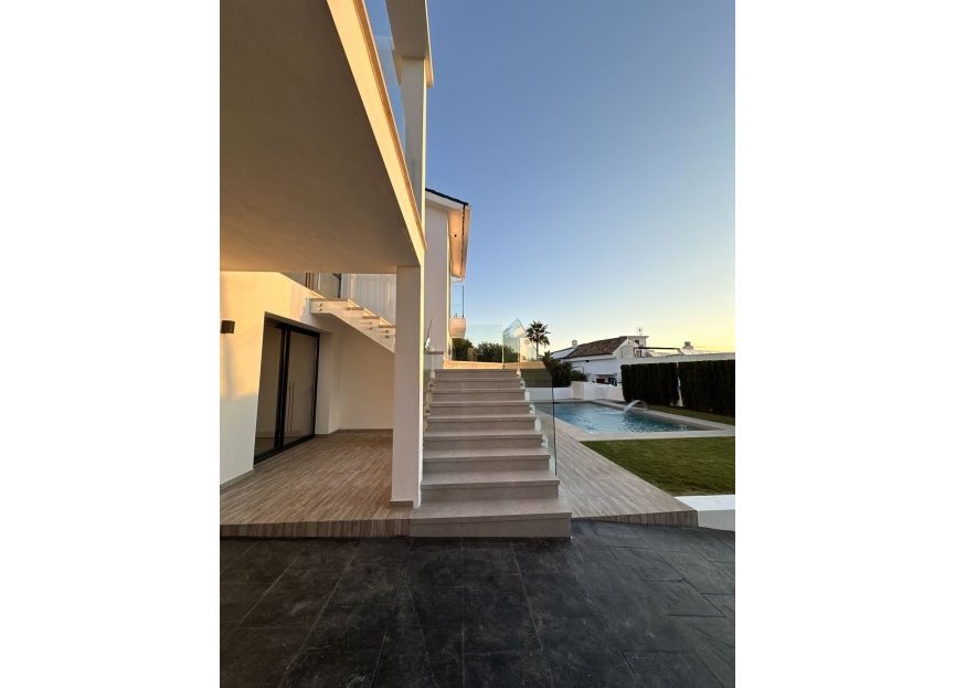 Resale - House - Detached Villa - Estepona - Estepona Centro