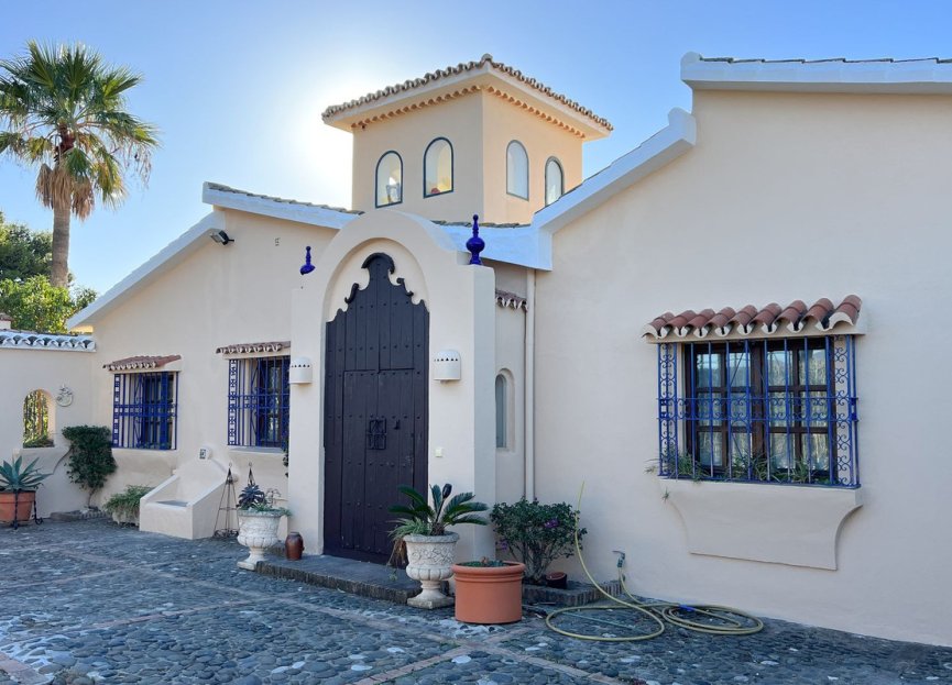 Resale - House - Detached Villa - Estepona - Estepona Centro