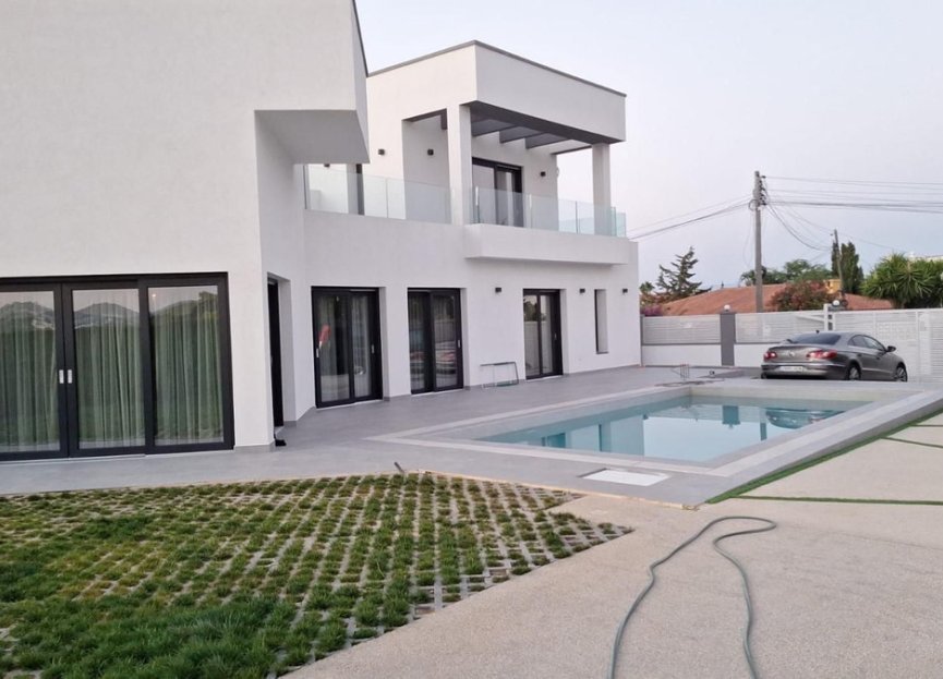 Resale - House - Detached Villa - Estepona - Estepona Centro