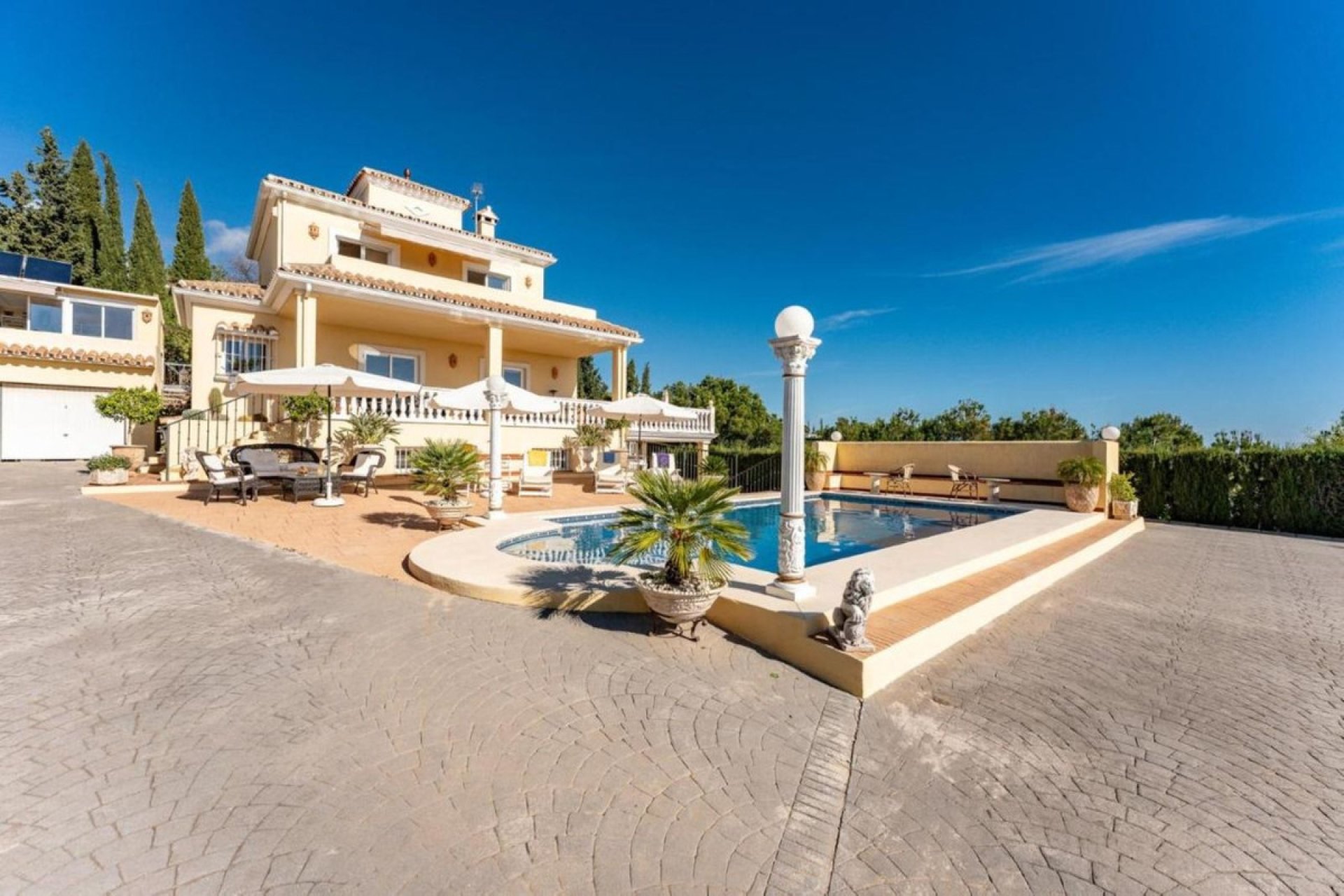 Resale - House - Detached Villa - Estepona - Estepona Centro