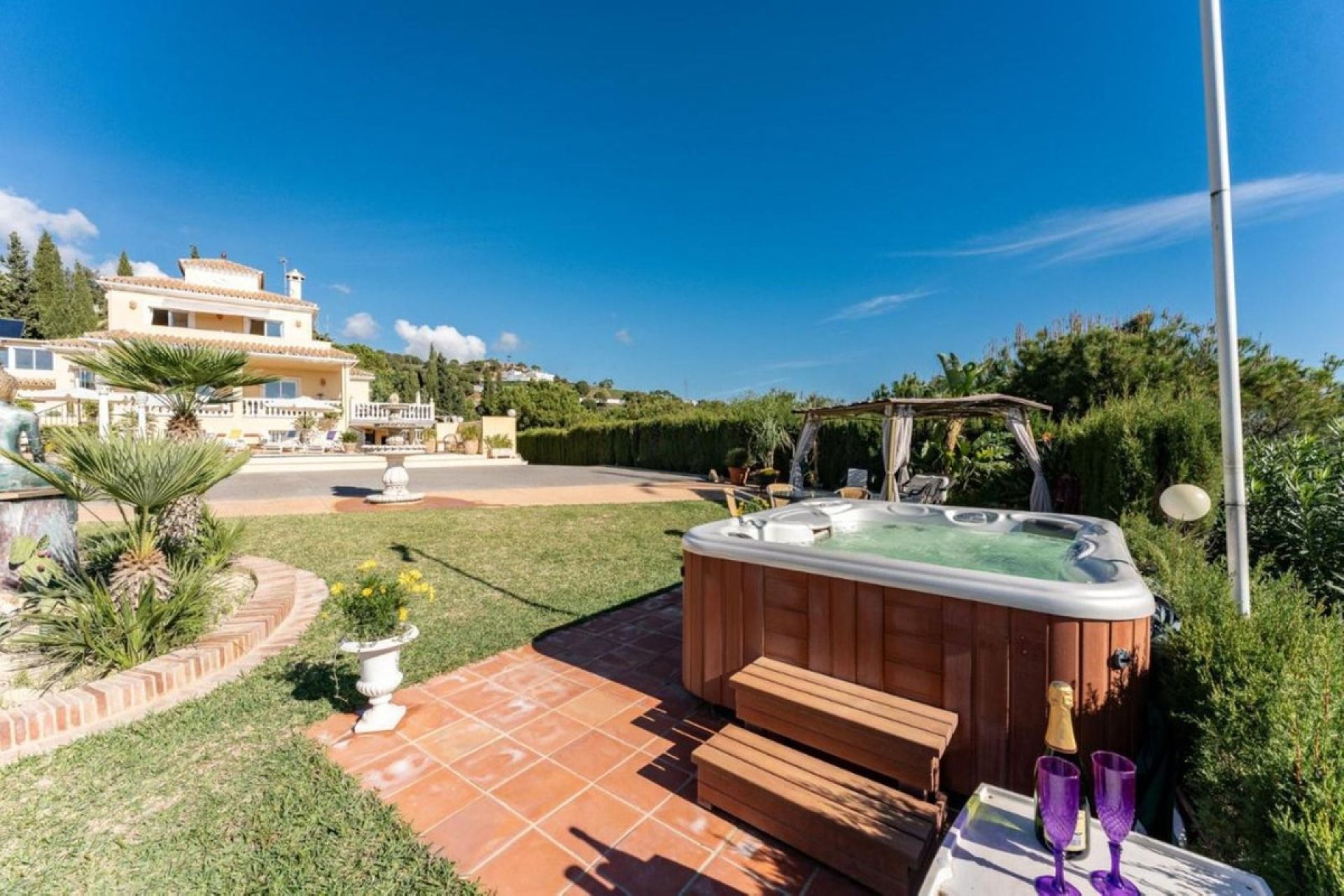 Resale - House - Detached Villa - Estepona - Estepona Centro