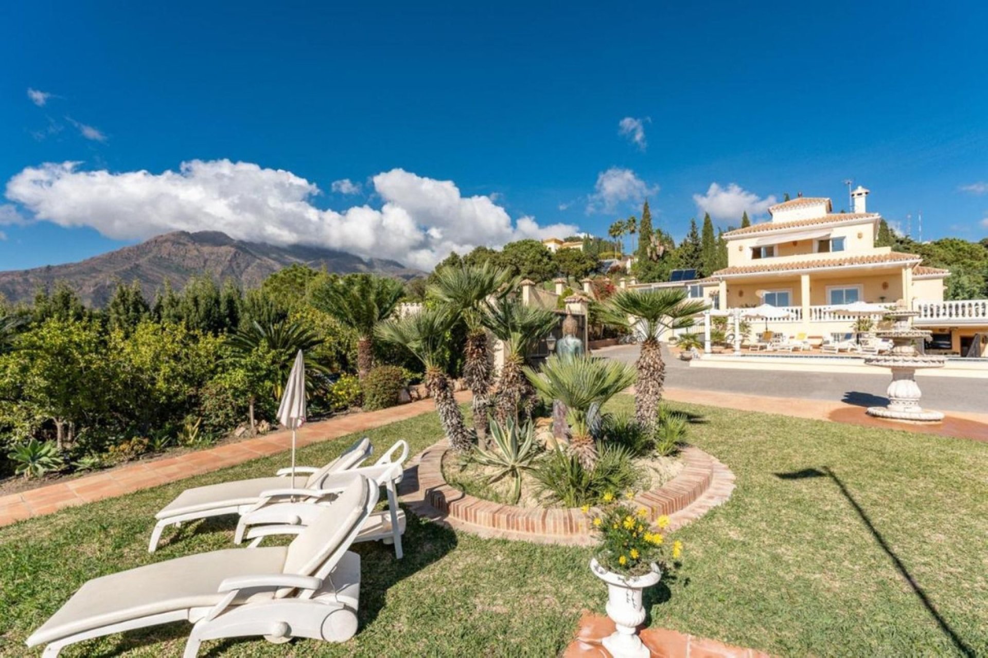 Resale - House - Detached Villa - Estepona - Estepona Centro