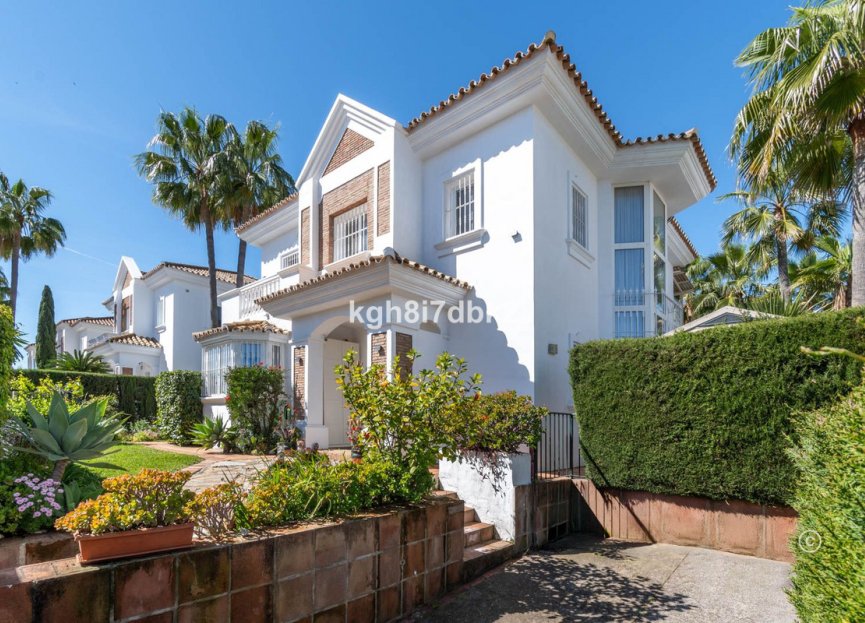 Resale - House - Detached Villa - Estepona - Estepona Centro