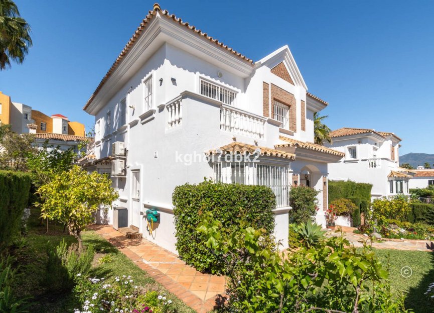 Resale - House - Detached Villa - Estepona - Estepona Centro