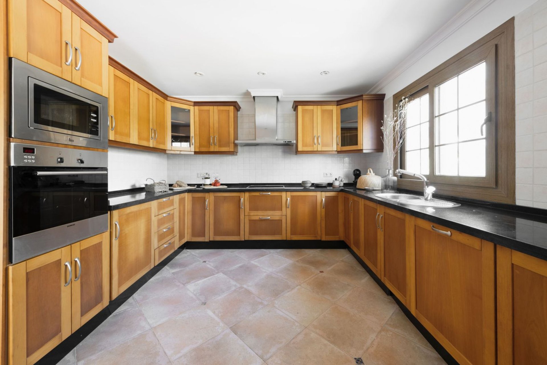 Resale - House - Detached Villa - Estepona - Estepona Centro