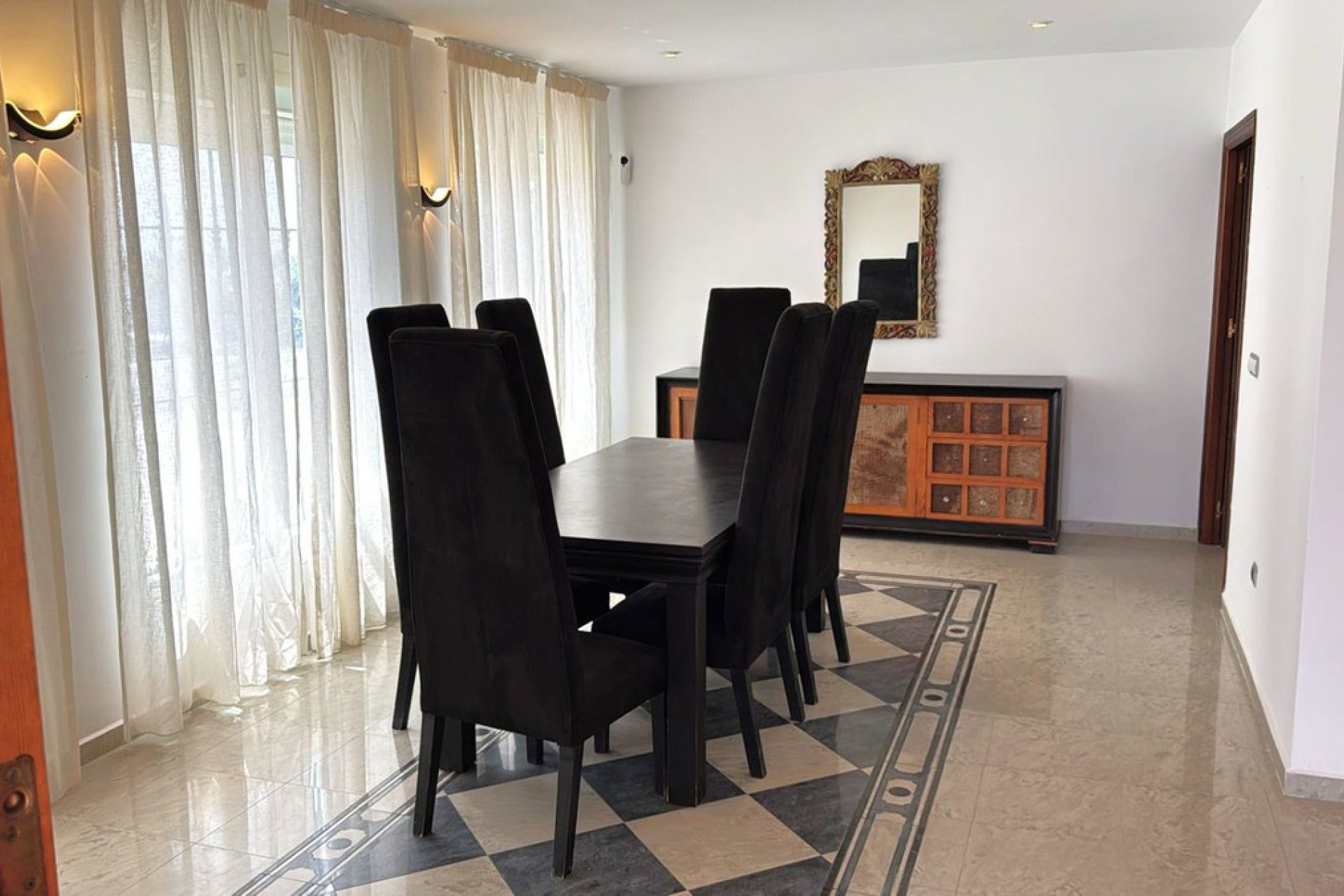 Resale - House - Detached Villa - Estepona - Estepona Centro