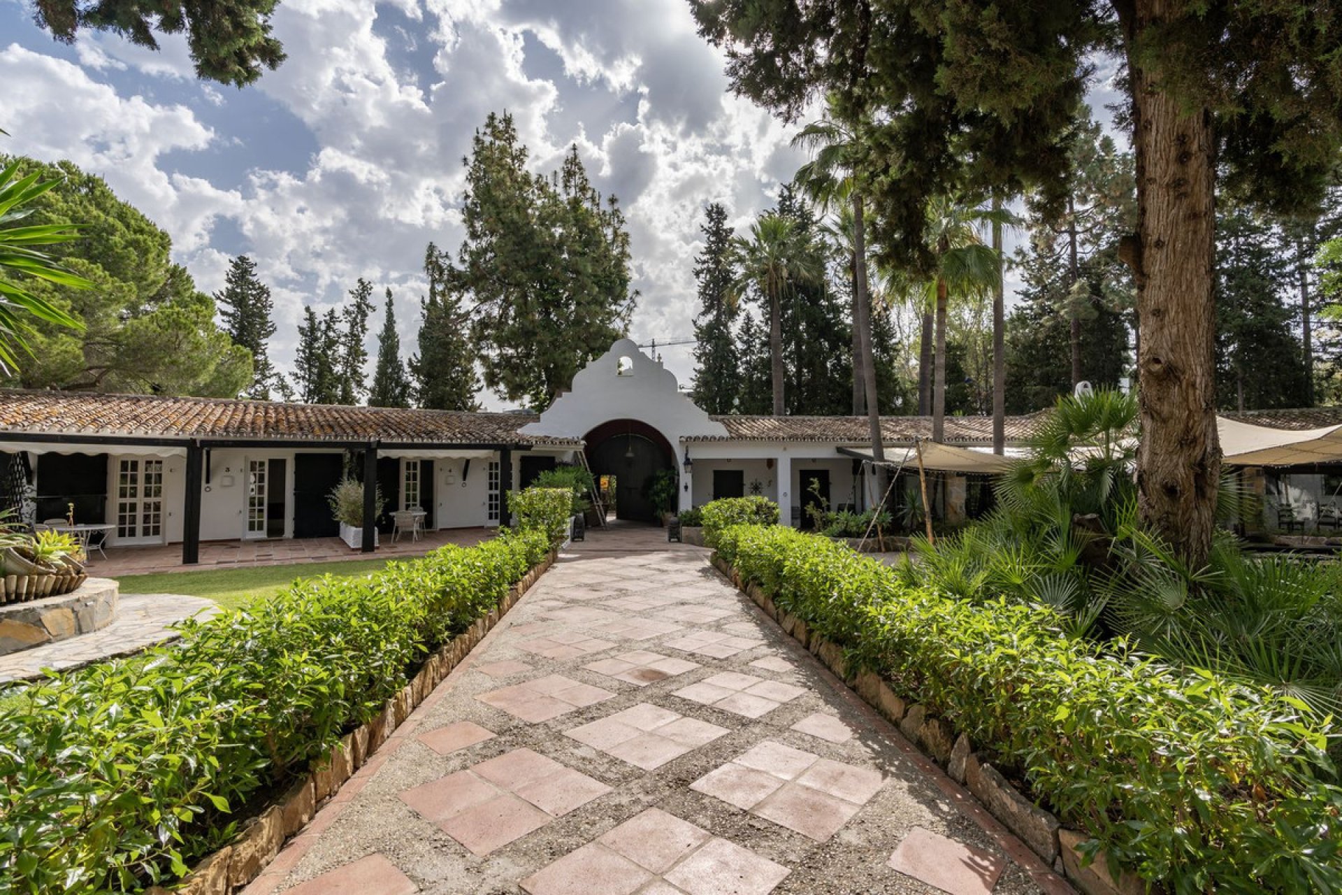 Resale - House - Detached Villa - Estepona - Estepona Centro