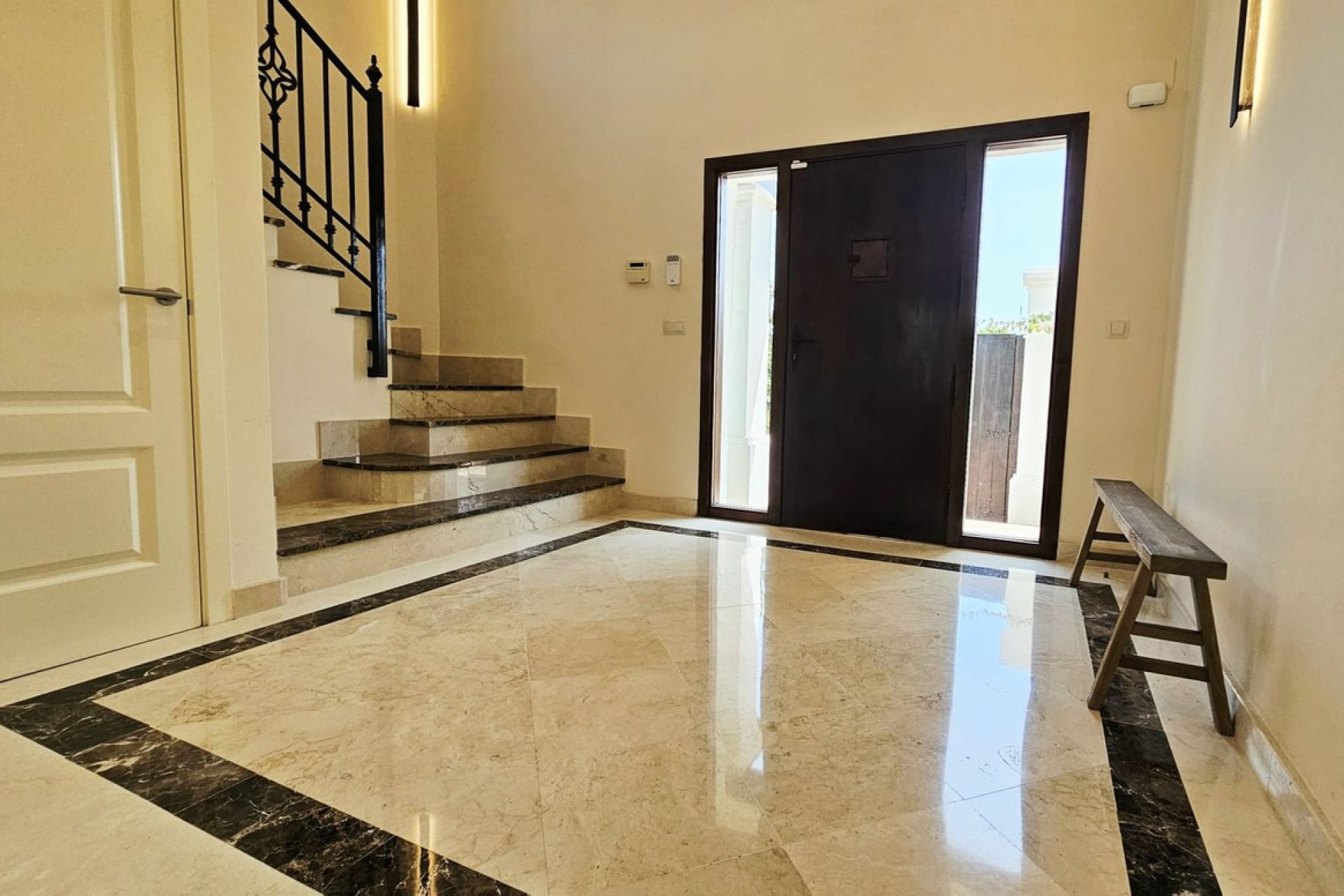 Resale - House - Detached Villa - Estepona - Estepona Centro