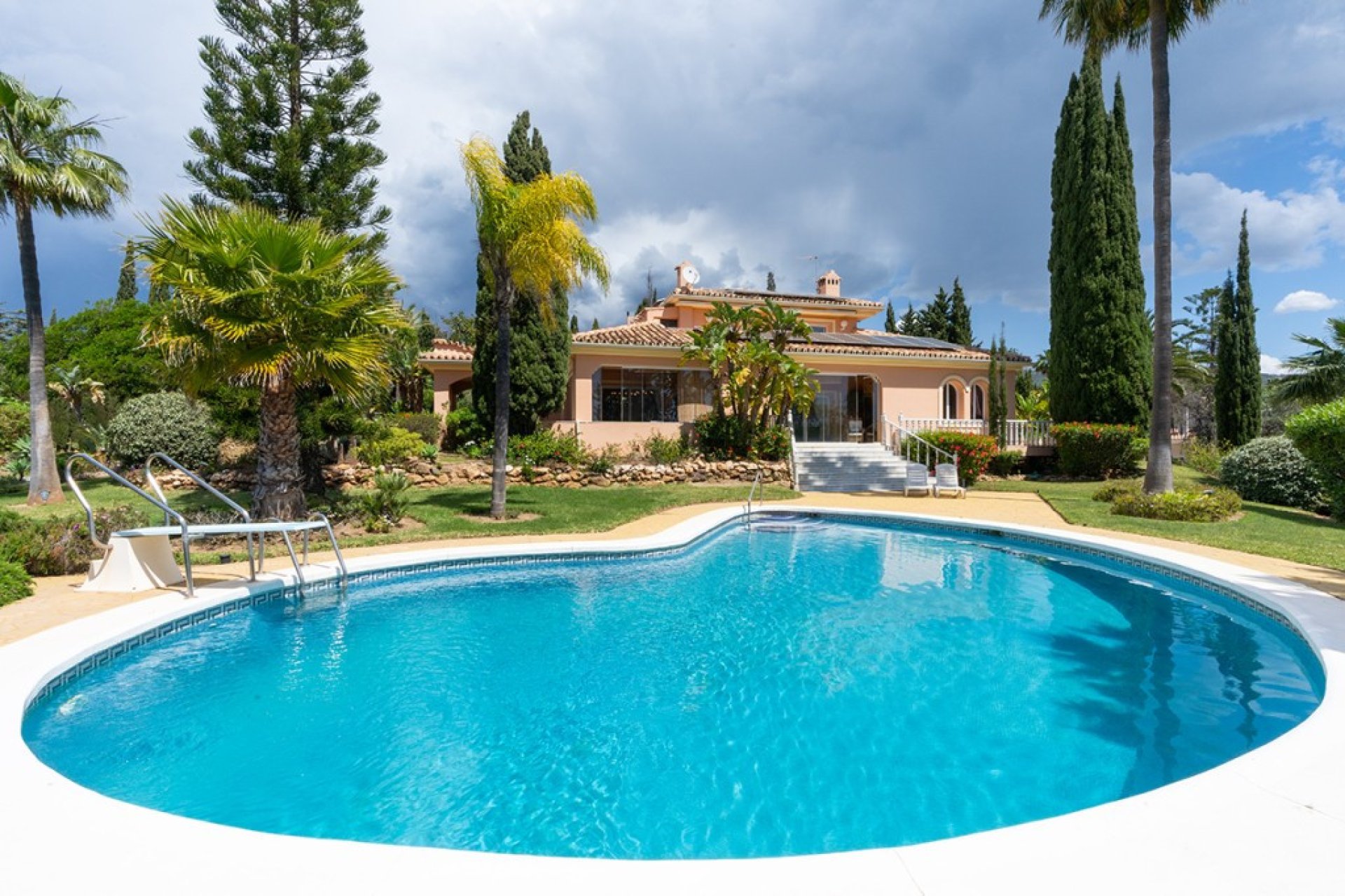 Resale - House - Detached Villa - Marbella - Elviria