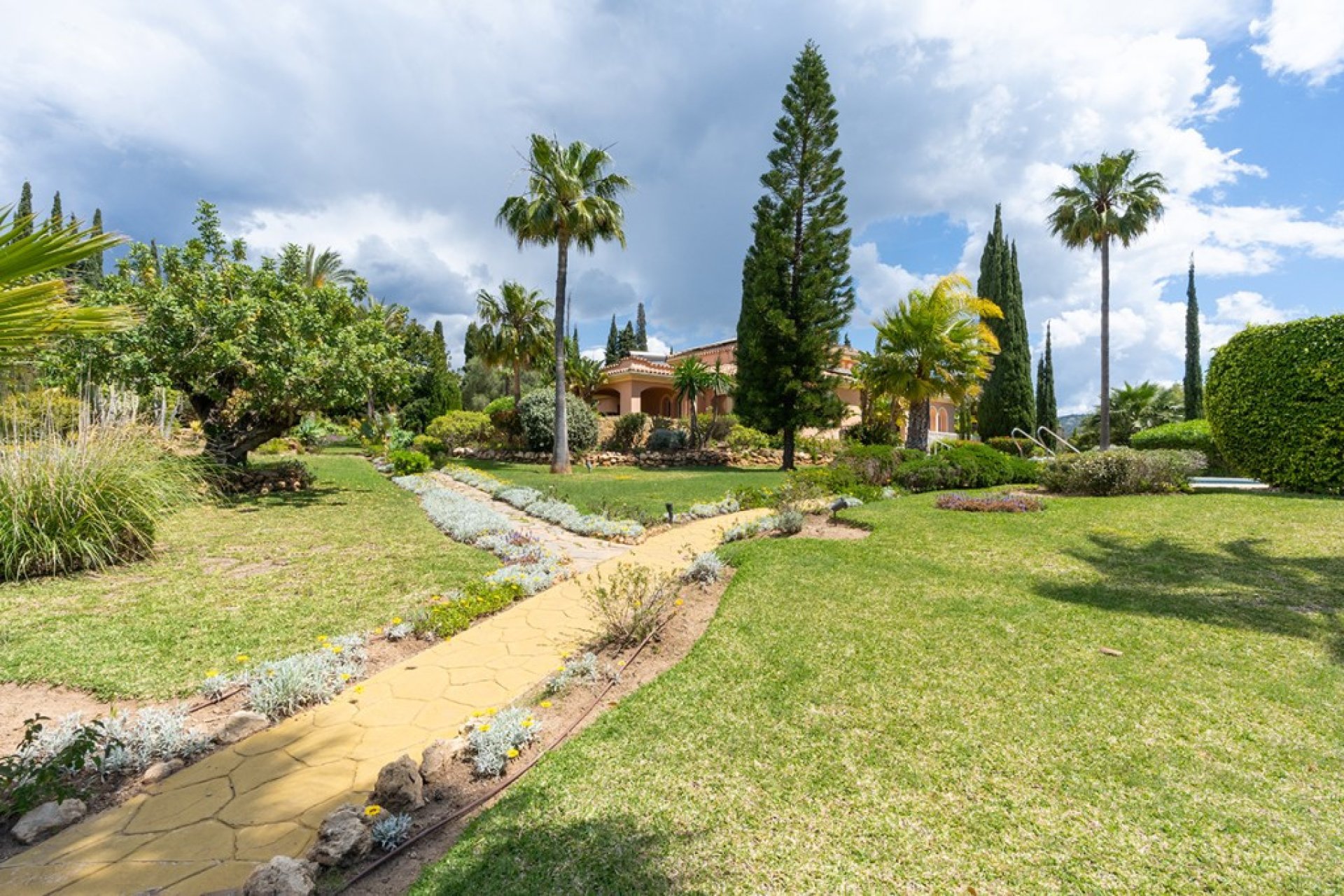 Resale - House - Detached Villa - Marbella - Elviria