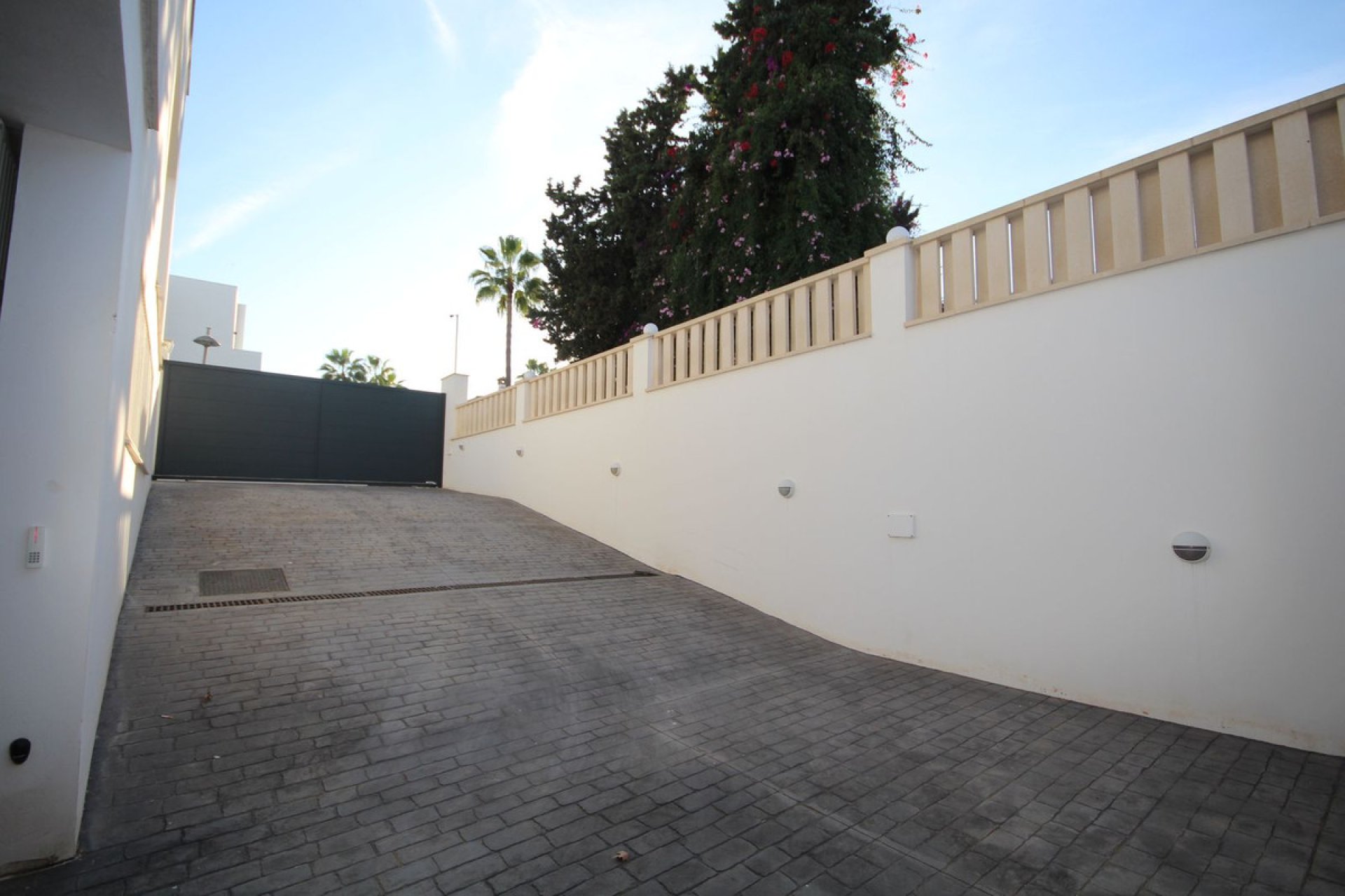 Resale - House - Detached Villa - Marbella - Elviria