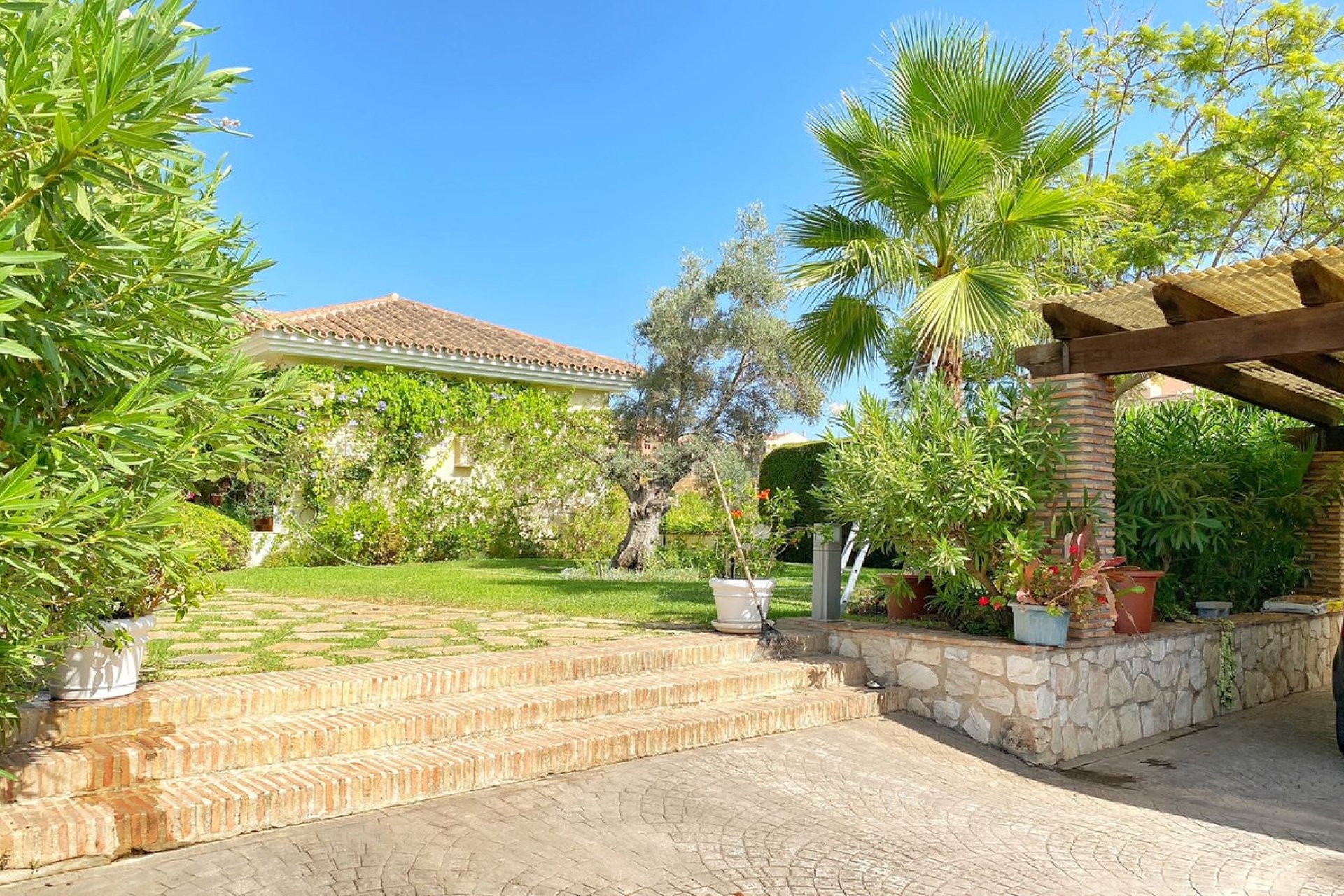 Resale - House - Detached Villa - Marbella - Elviria