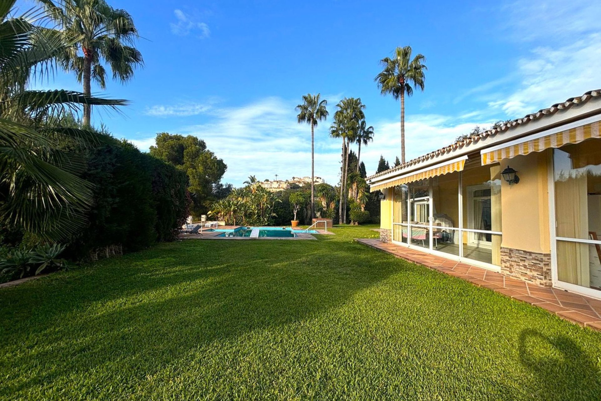 Resale - House - Detached Villa - Marbella - Elviria