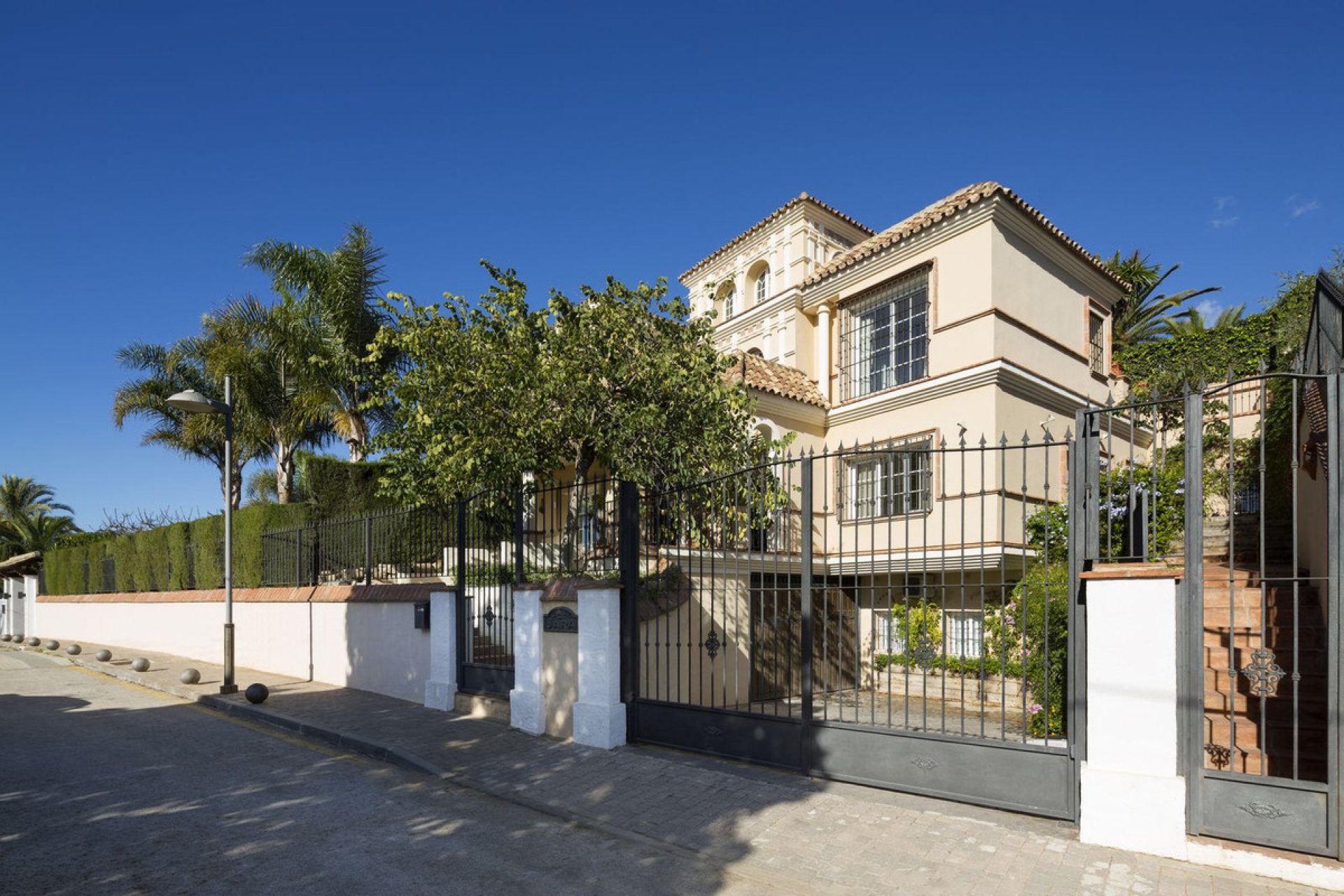 Resale - House - Detached Villa - Marbella - Elviria