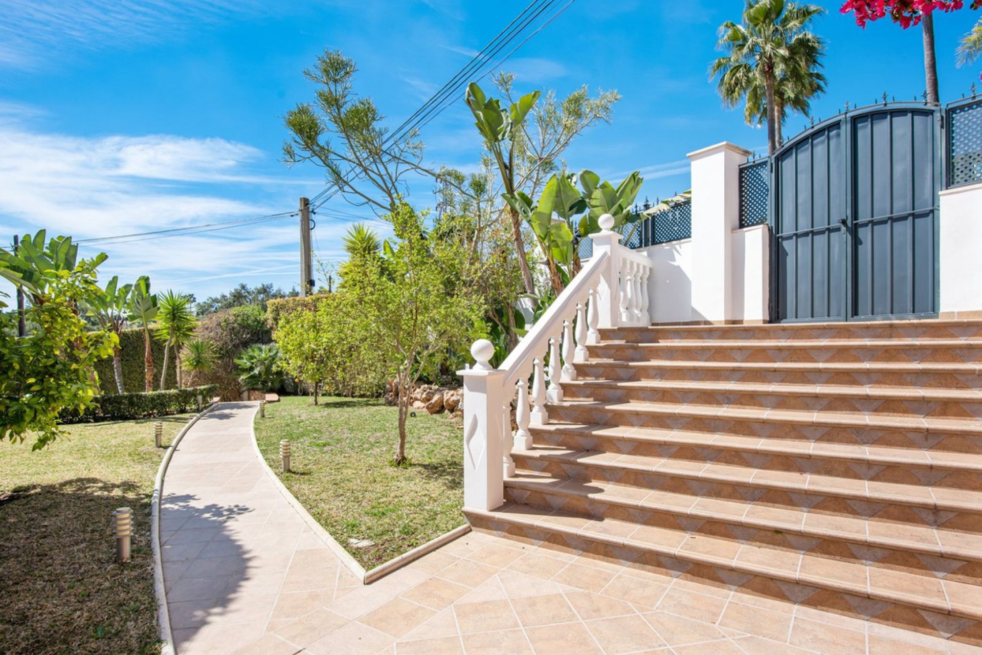 Resale - House - Detached Villa - Marbella - Elviria