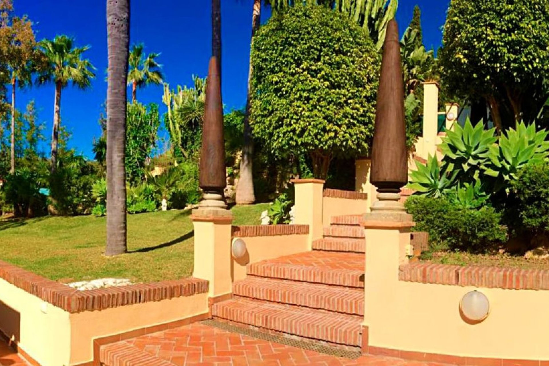 Resale - House - Detached Villa - Marbella - Elviria