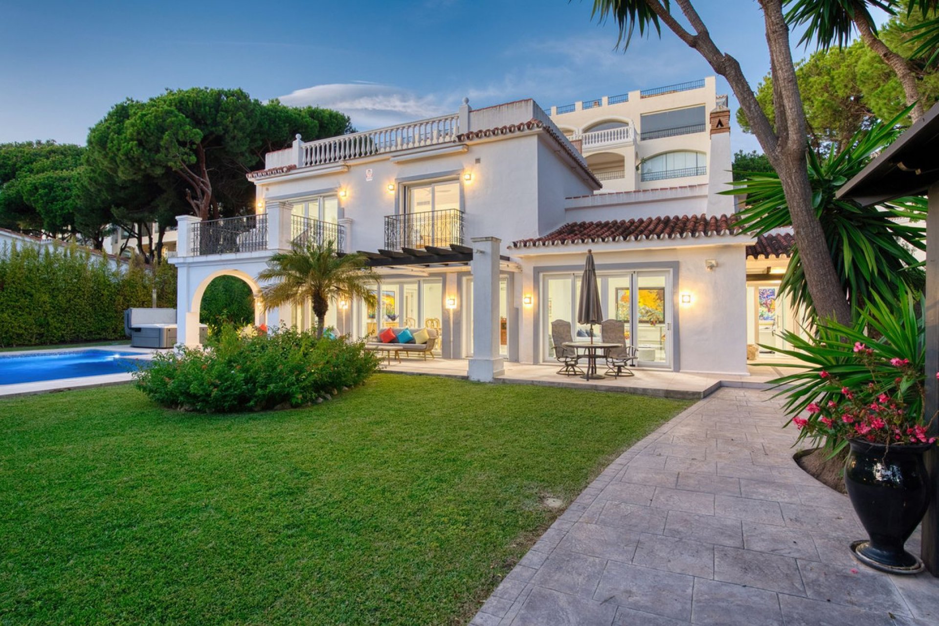 Resale - House - Detached Villa - Marbella - Elviria