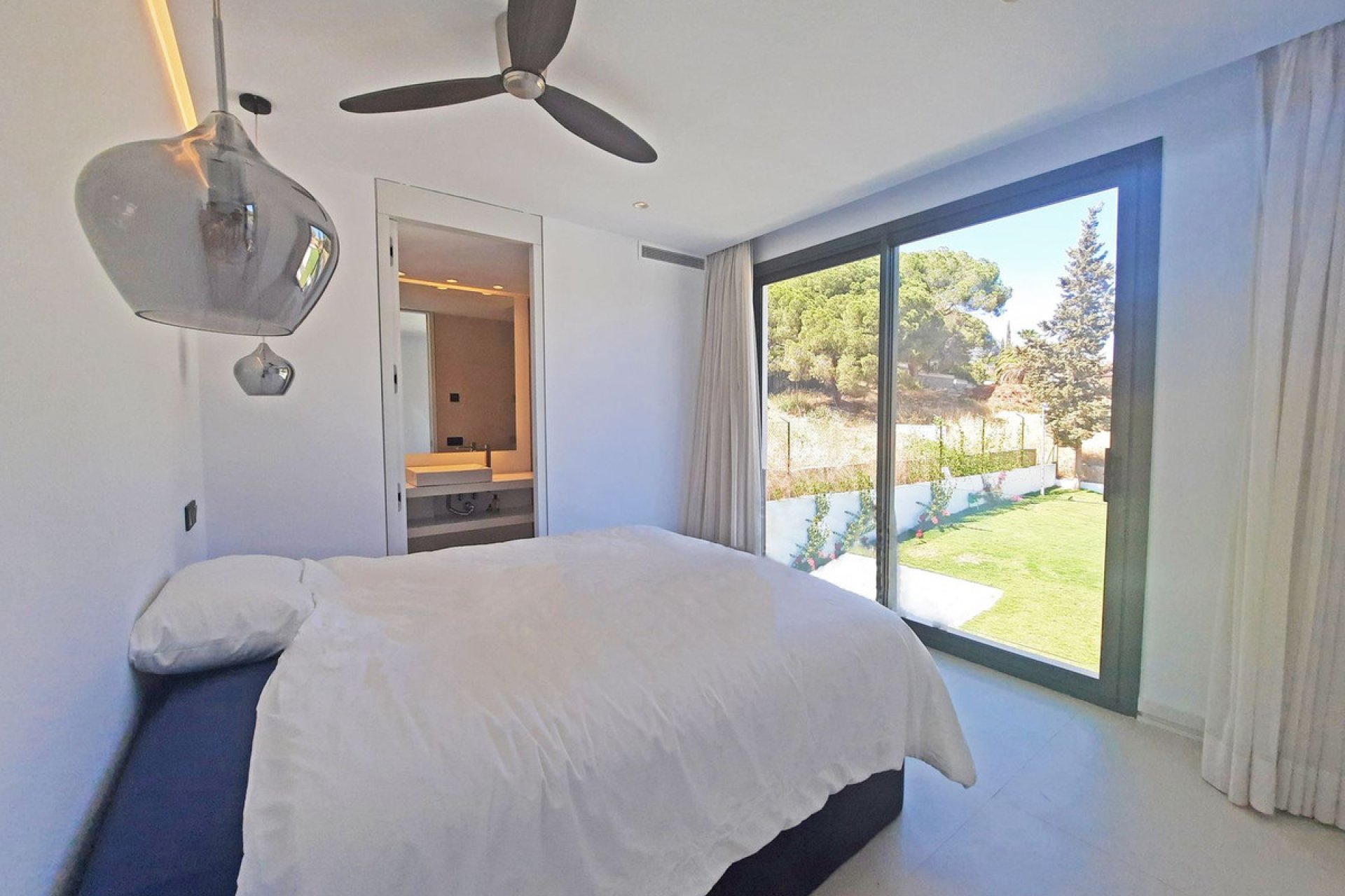 Resale - House - Detached Villa - Marbella - Elviria