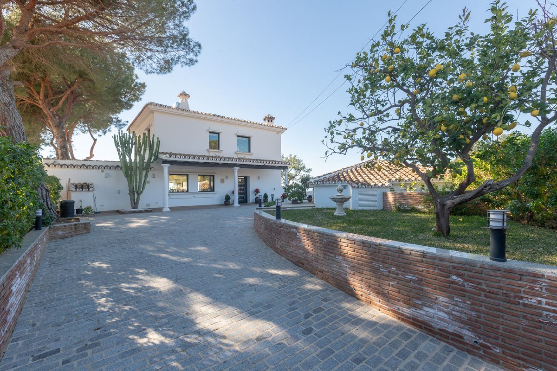 Resale - House - Detached Villa - Marbella - Elviria