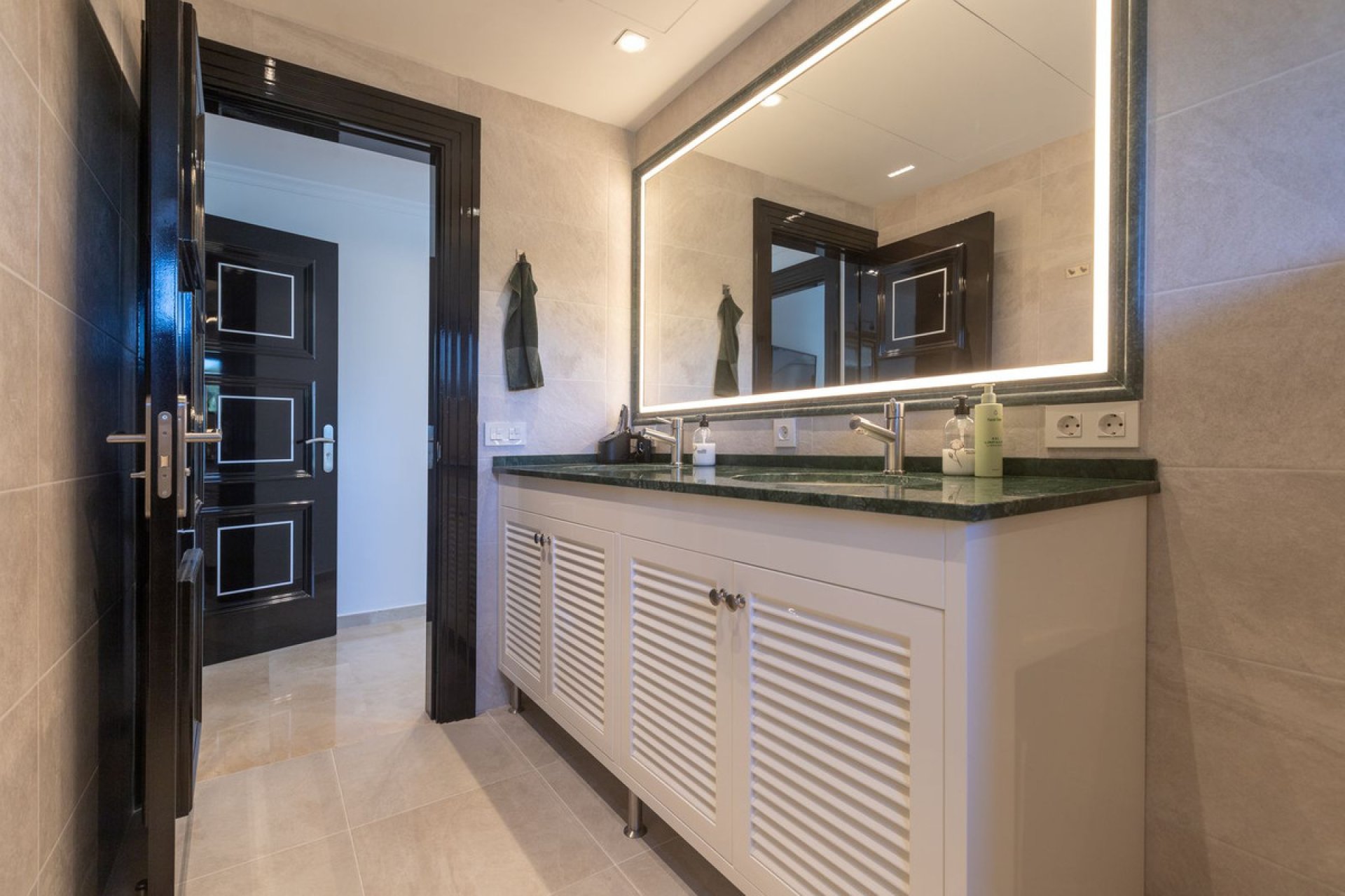 Resale - House - Detached Villa - Marbella - Elviria